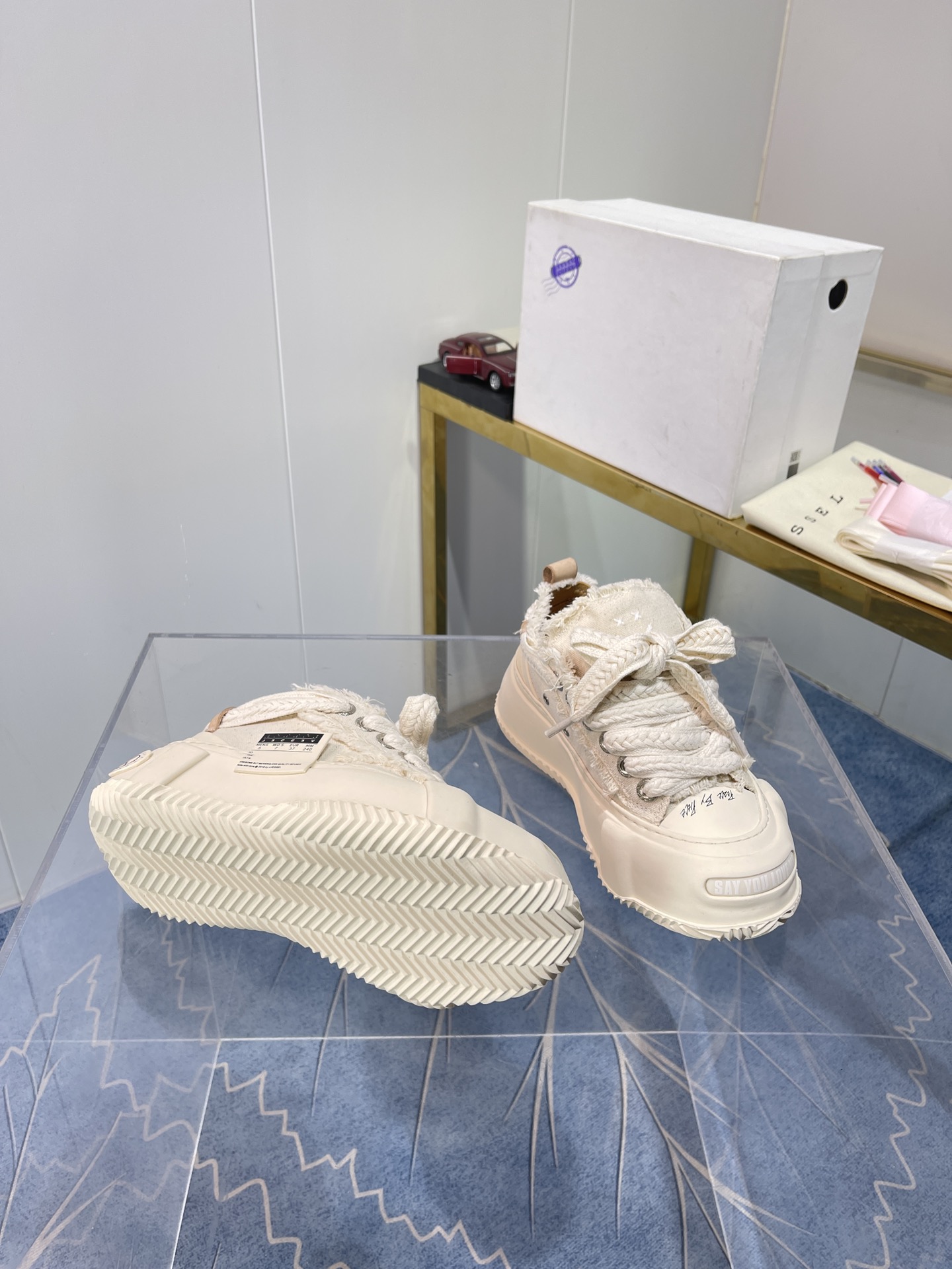 Xvesel-SmileRepublic: Unique Collaboration with American Brand for Autumn 2022 Footwear - 图片 7