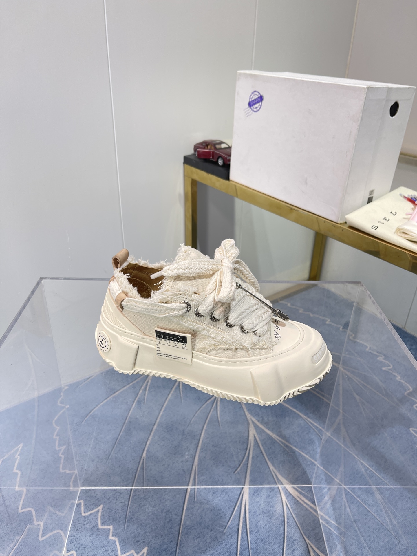 Xvesel-SmileRepublic: Unique Collaboration with American Brand for Autumn 2022 Footwear - 图片 9