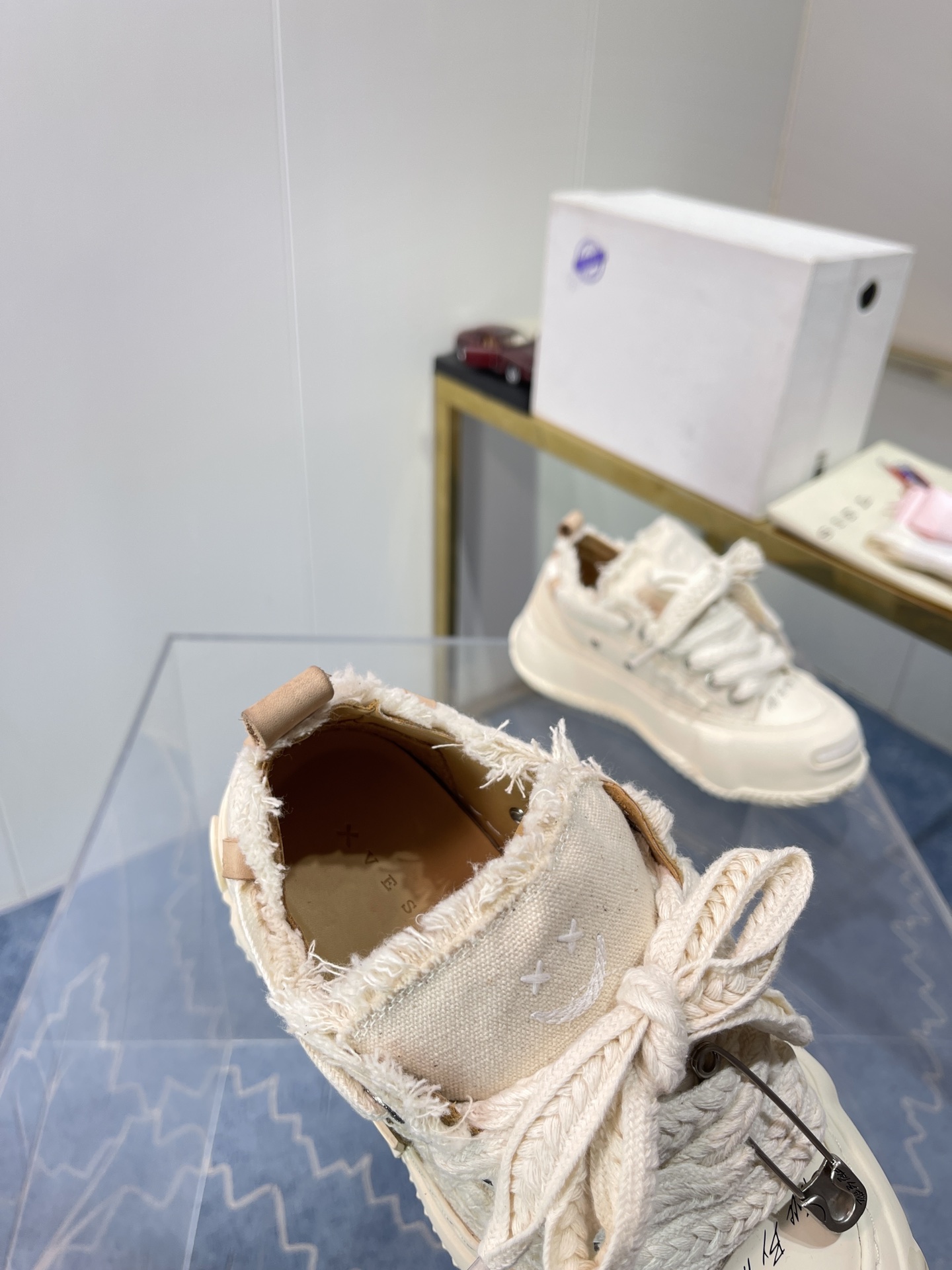 Xvesel-SmileRepublic: Unique Collaboration with American Brand for Autumn 2022 Footwear - 图片 5