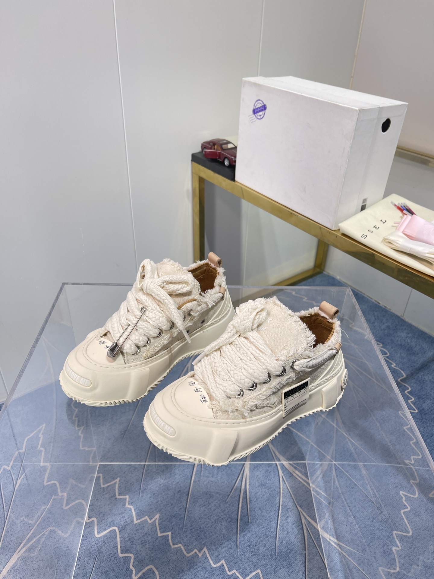 Xvesel-SmileRepublic: Unique Collaboration with American Brand for Autumn 2022 Footwear