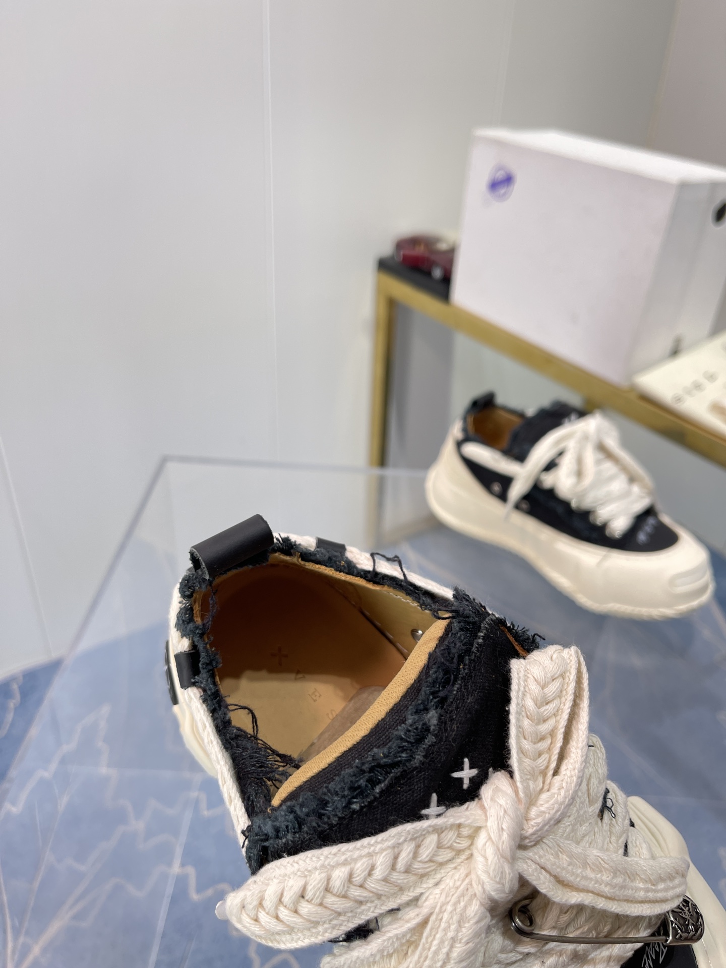 Autumn 2022 Xvesel-SmileRepublic Collaboration: Iconic Shoes with Visual Impact - 图片 5