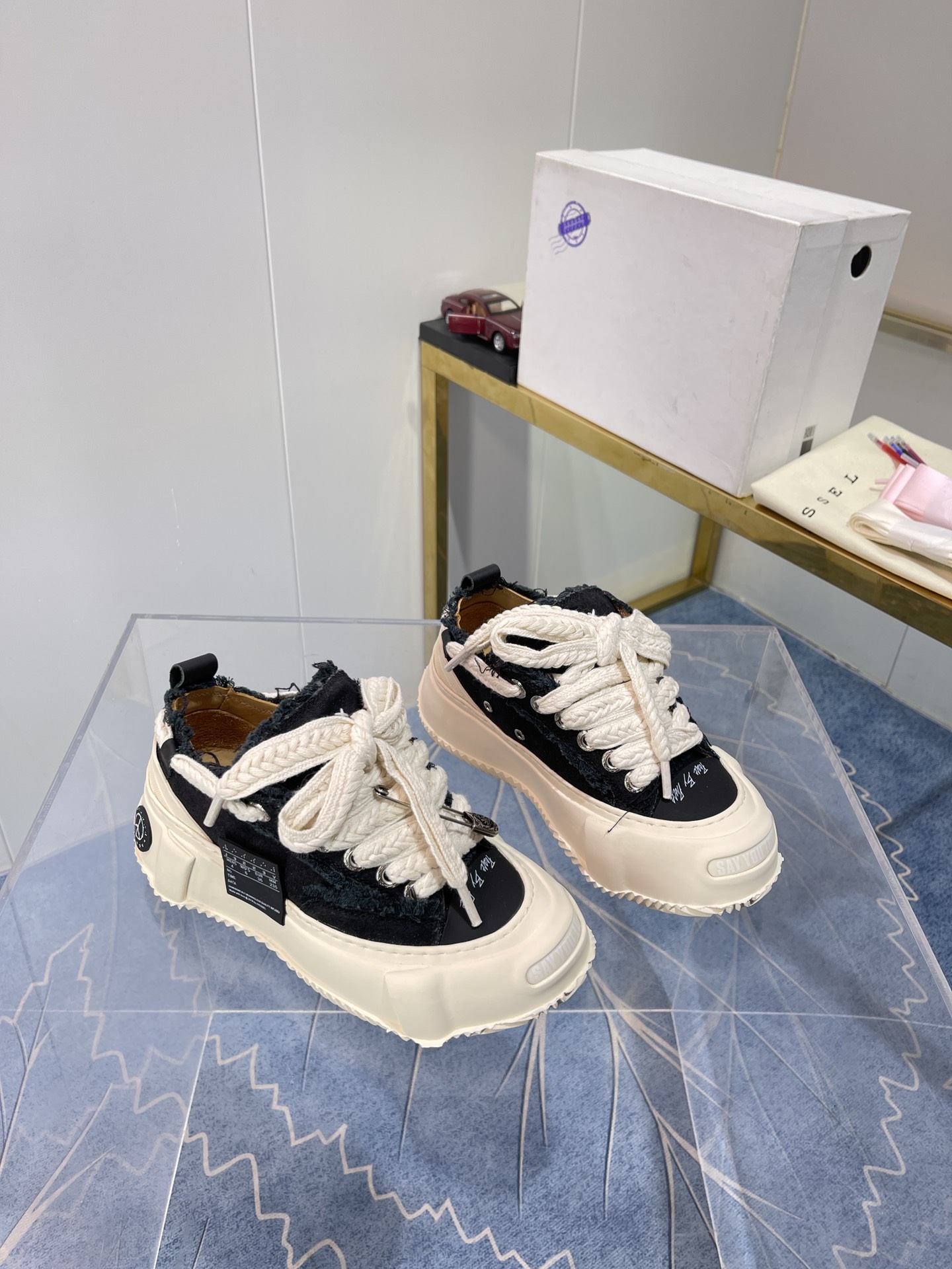 Autumn 2022 Xvesel-SmileRepublic Collaboration: Iconic Shoes with Visual Impact - 图片 2