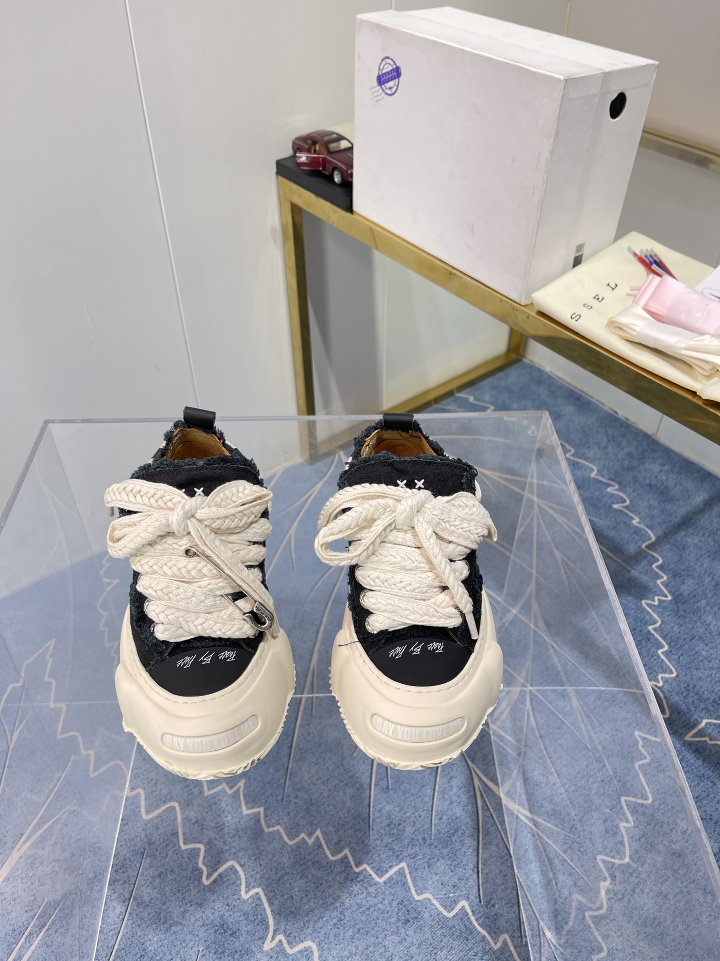 Autumn 2022 Xvesel-SmileRepublic Collaboration: Iconic Shoes with Visual Impact - 图片 4