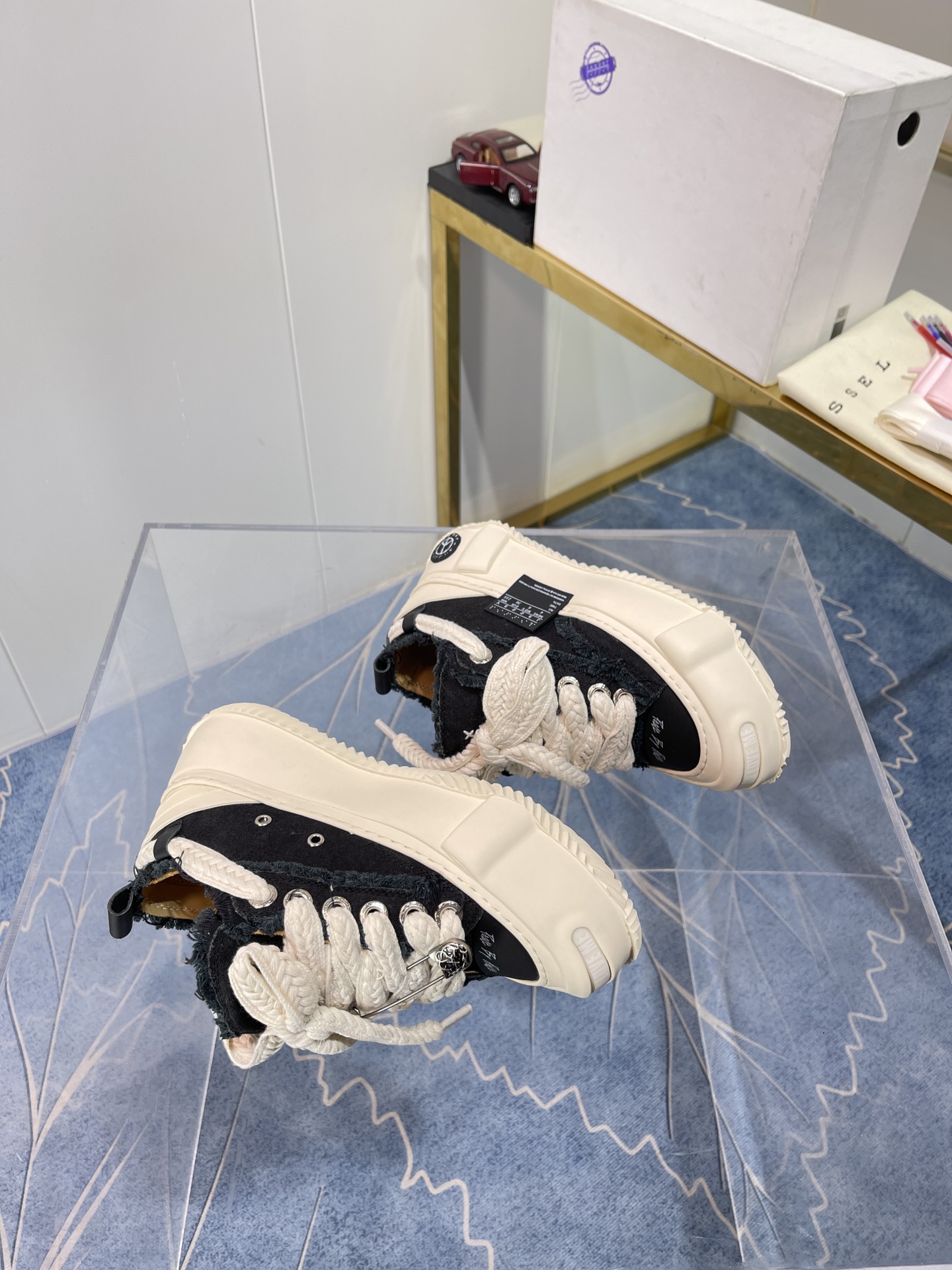 Autumn 2022 Xvesel-SmileRepublic Collaboration: Iconic Shoes with Visual Impact - 图片 3