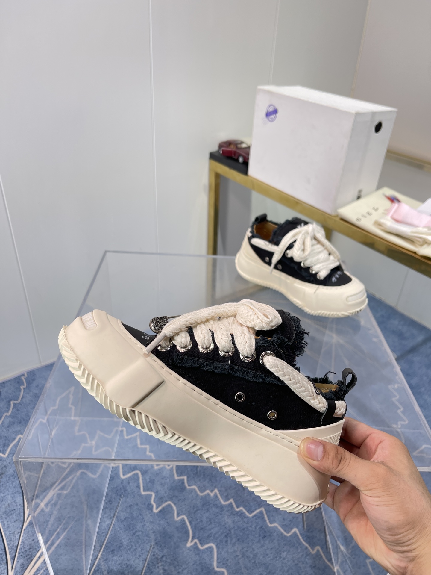 Autumn 2022 Xvesel-SmileRepublic Collaboration: Iconic Shoes with Visual Impact - 图片 6
