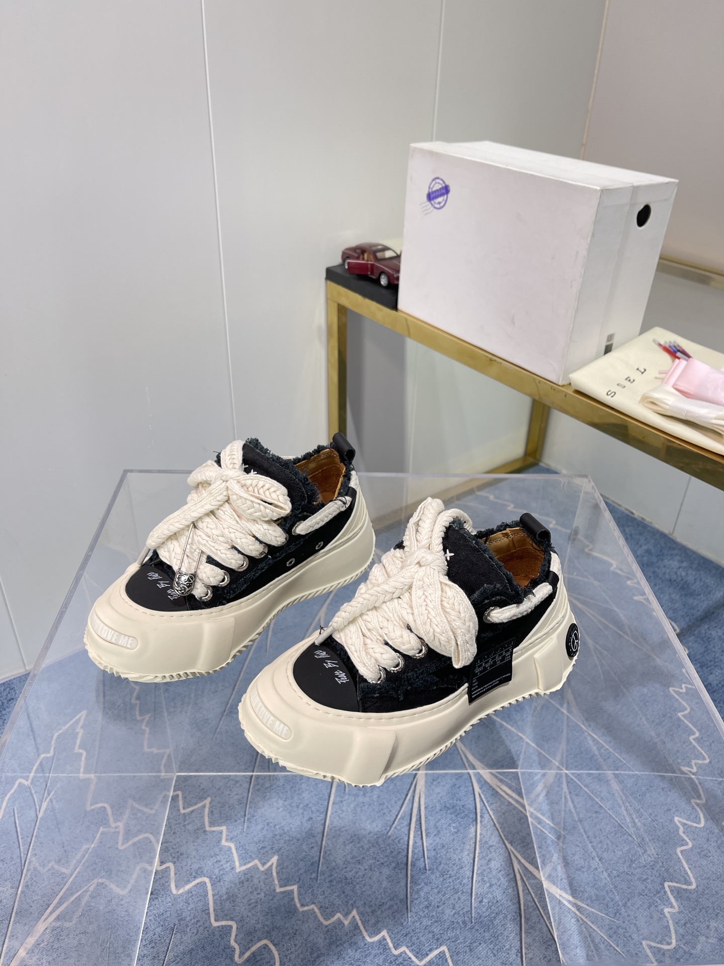 Autumn 2022 Xvesel-SmileRepublic Collaboration: Iconic Shoes with Visual Impact