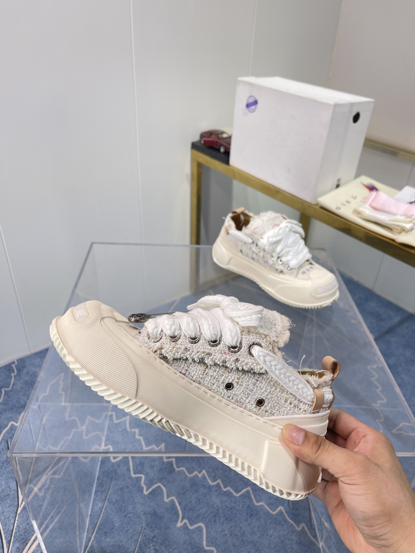 “Classic P673 Pearls: One-Size-Fits-All Autumn 2022 Shoes Collaboration” - 图片 6