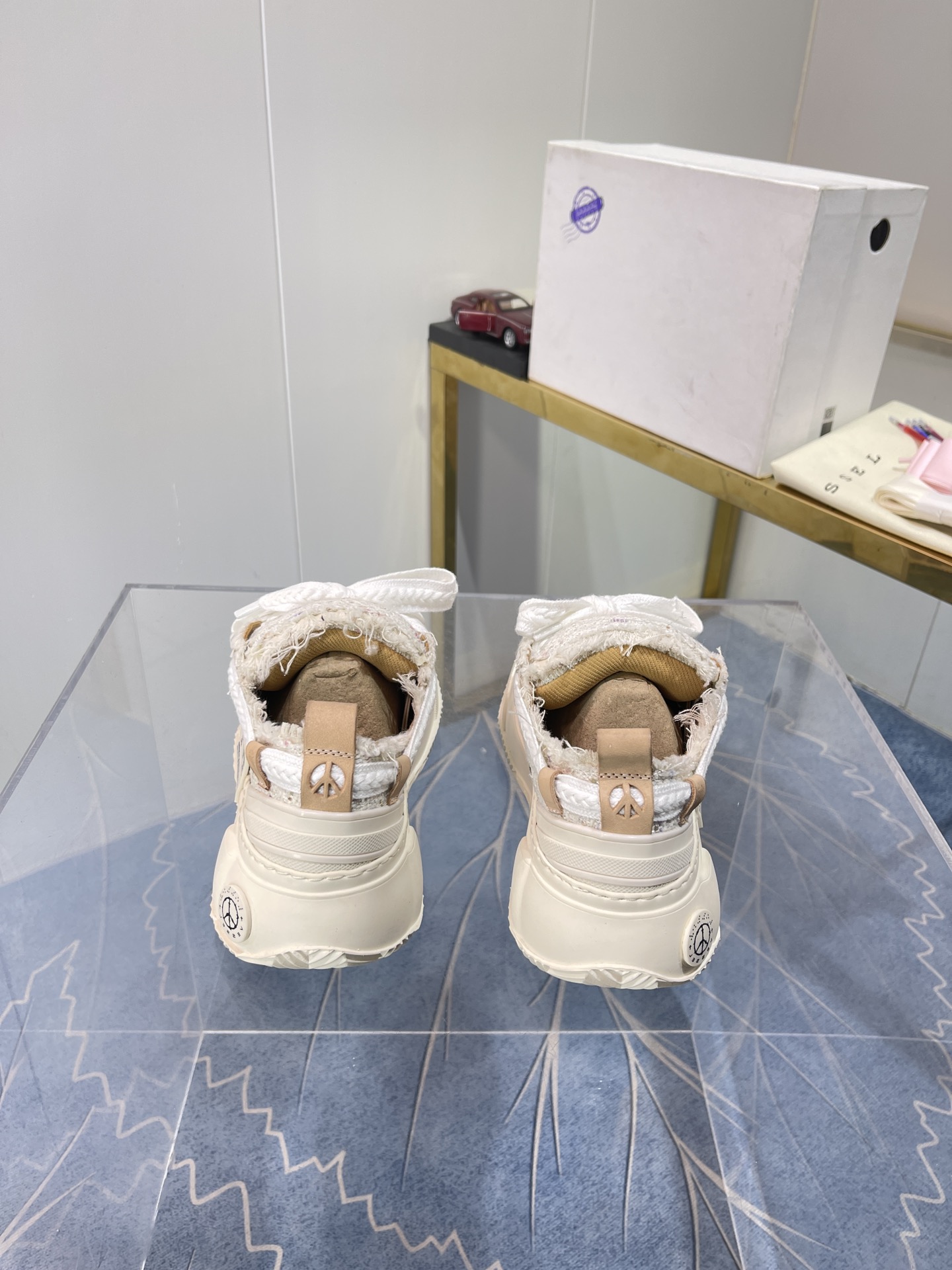 “Classic P673 Pearls: One-Size-Fits-All Autumn 2022 Shoes Collaboration” - 图片 8
