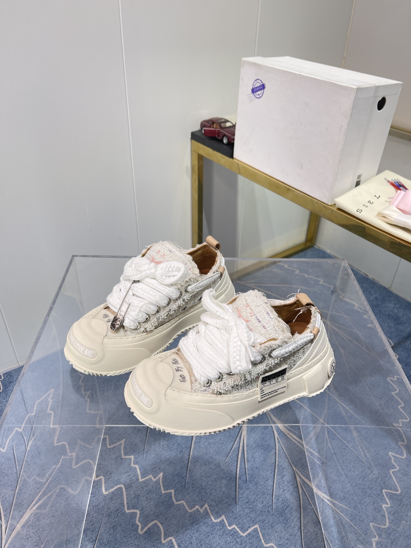 “Classic P673 Pearls: One-Size-Fits-All Autumn 2022 Shoes Collaboration” - 图片 1