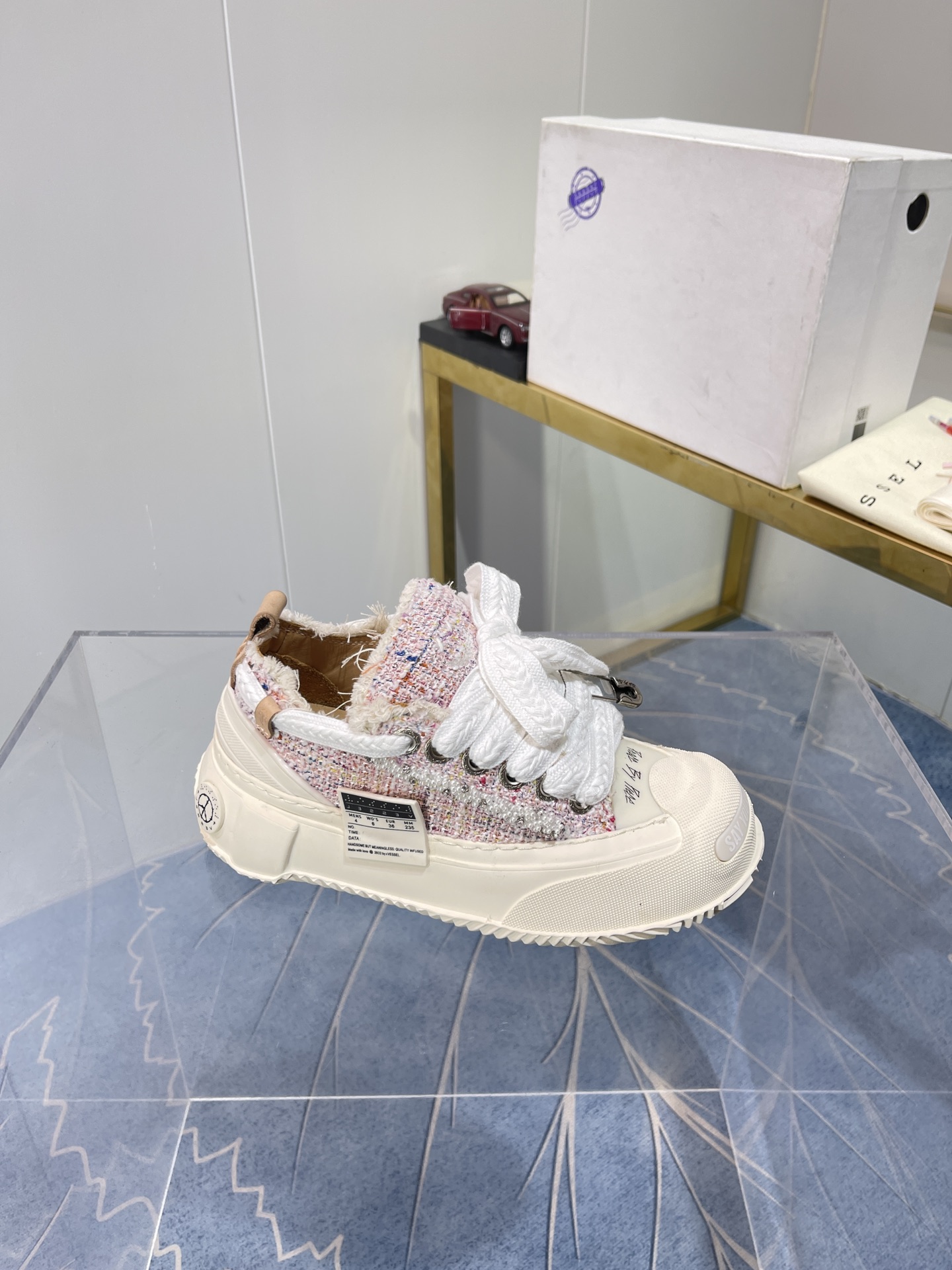 Xvesel-SmileRepublic: Autumn 2022 Collaboration with American Brand – Unique Beggars’ Shoes Collection - 图片 9