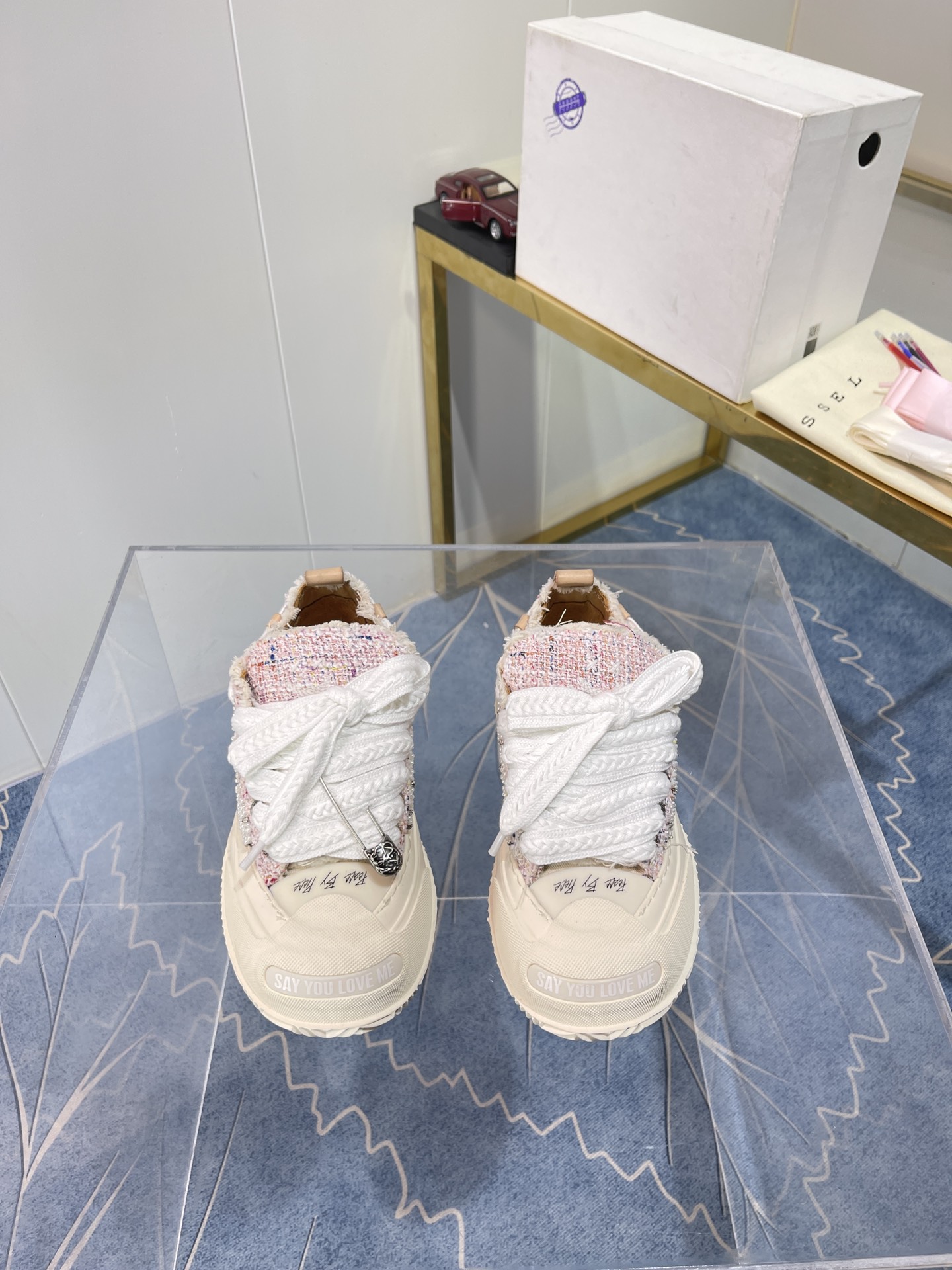 Xvesel-SmileRepublic: Autumn 2022 Collaboration with American Brand – Unique Beggars’ Shoes Collection - 图片 4