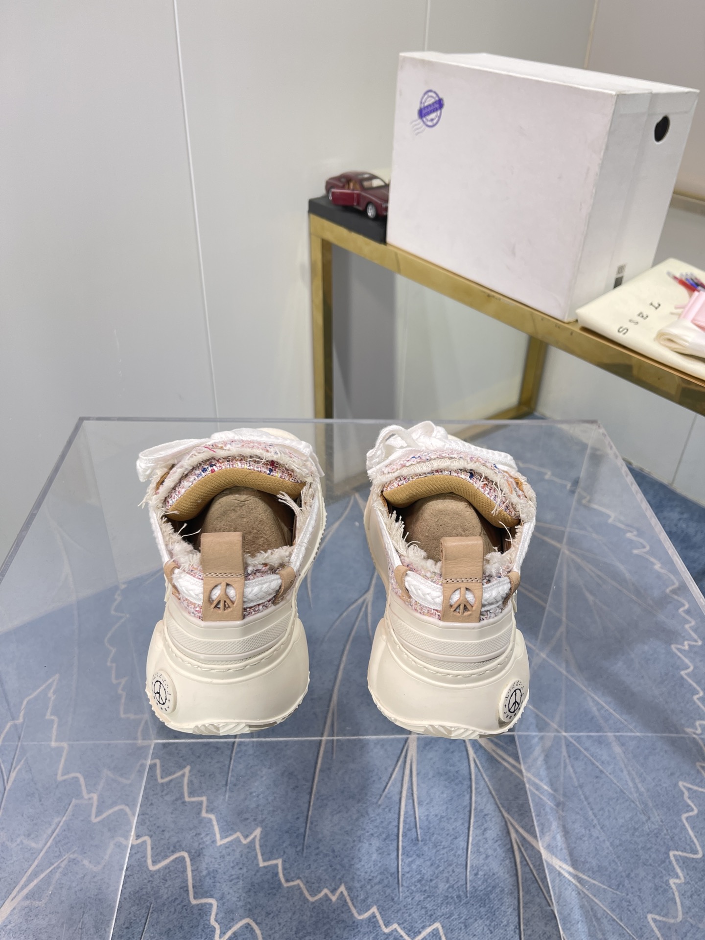 Xvesel-SmileRepublic: Autumn 2022 Collaboration with American Brand – Unique Beggars’ Shoes Collection - 图片 8