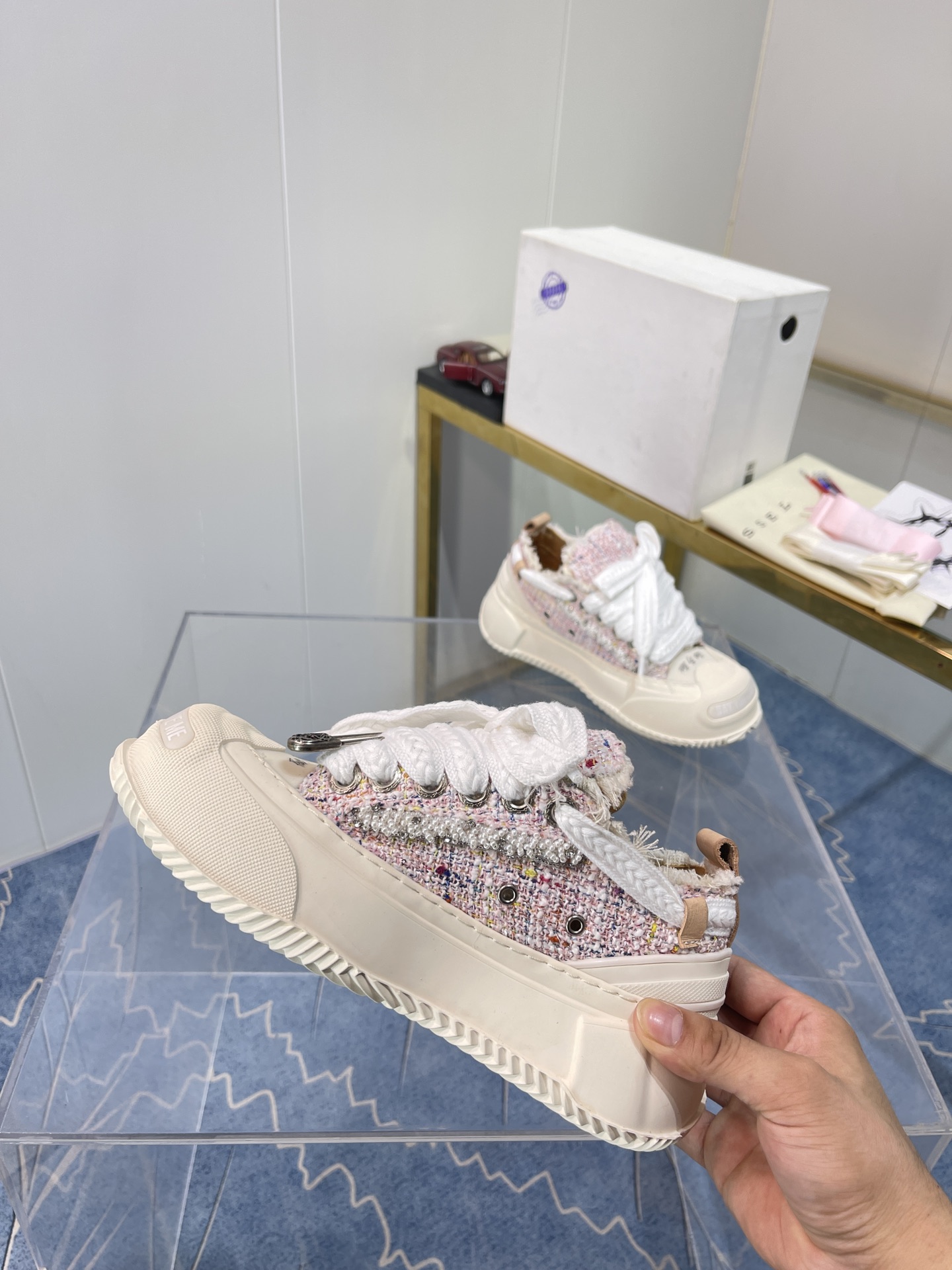 Xvesel-SmileRepublic: Autumn 2022 Collaboration with American Brand – Unique Beggars’ Shoes Collection - 图片 6