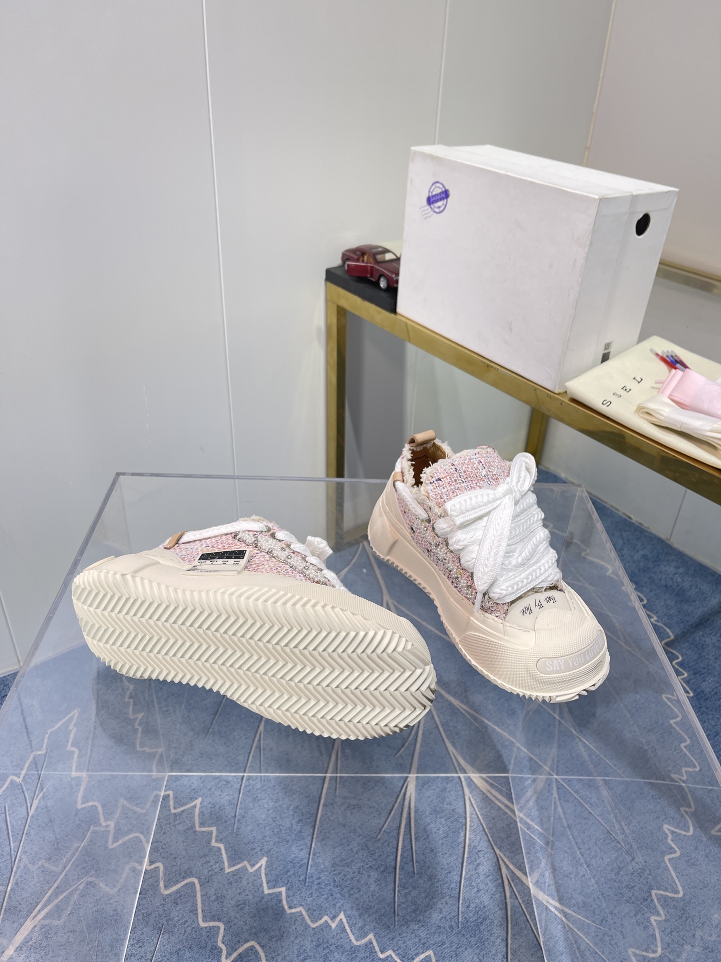 Xvesel-SmileRepublic: Autumn 2022 Collaboration with American Brand – Unique Beggars’ Shoes Collection - 图片 7