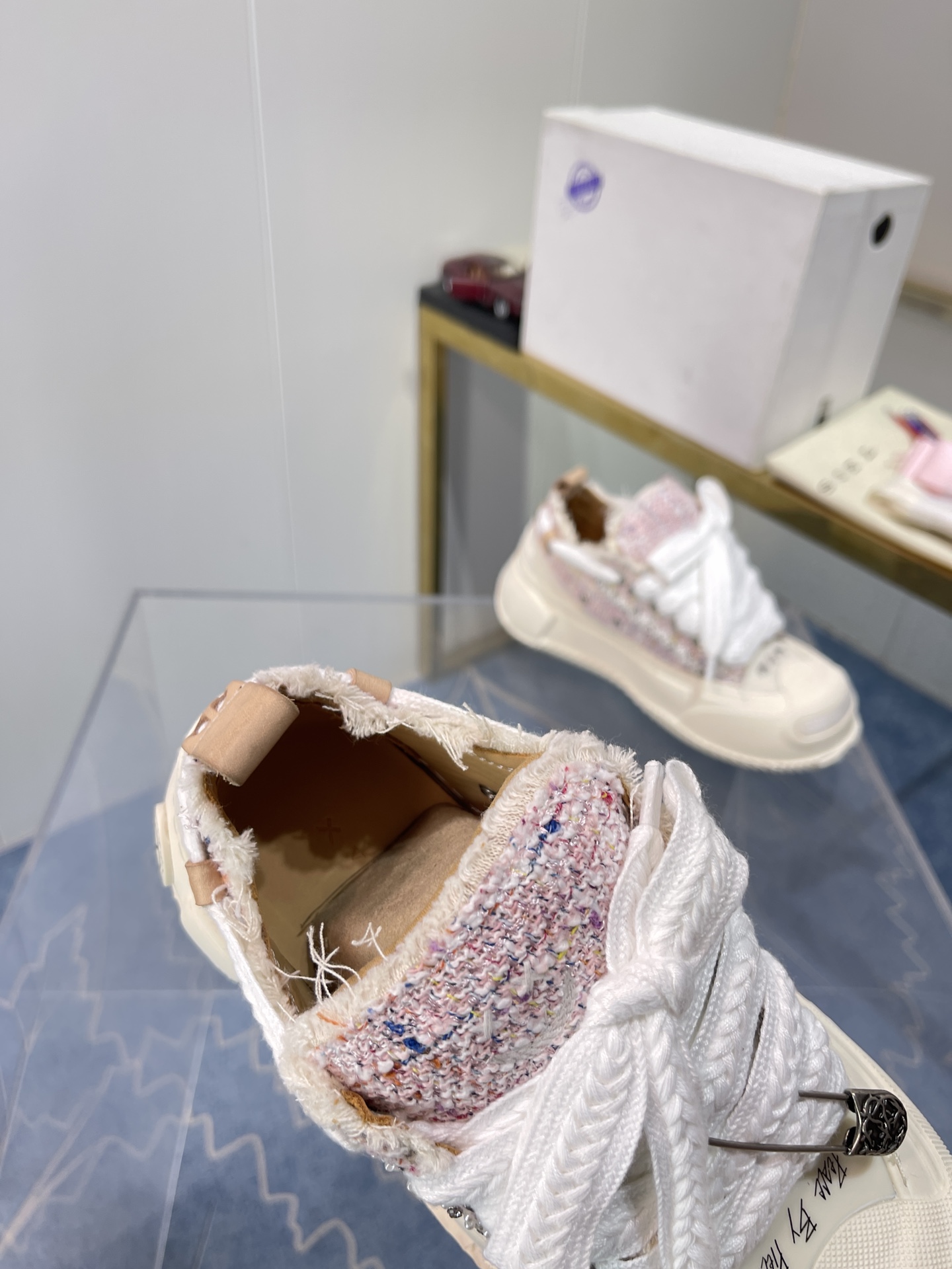 Xvesel-SmileRepublic: Autumn 2022 Collaboration with American Brand – Unique Beggars’ Shoes Collection - 图片 5