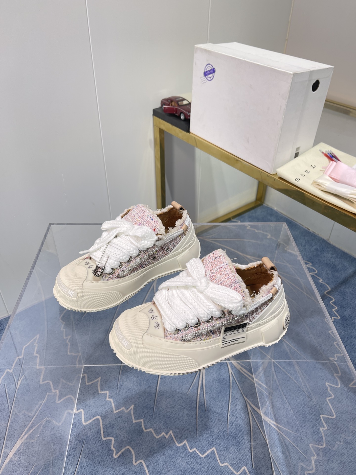 Xvesel-SmileRepublic: Autumn 2022 Collaboration with American Brand – Unique Beggars’ Shoes Collection