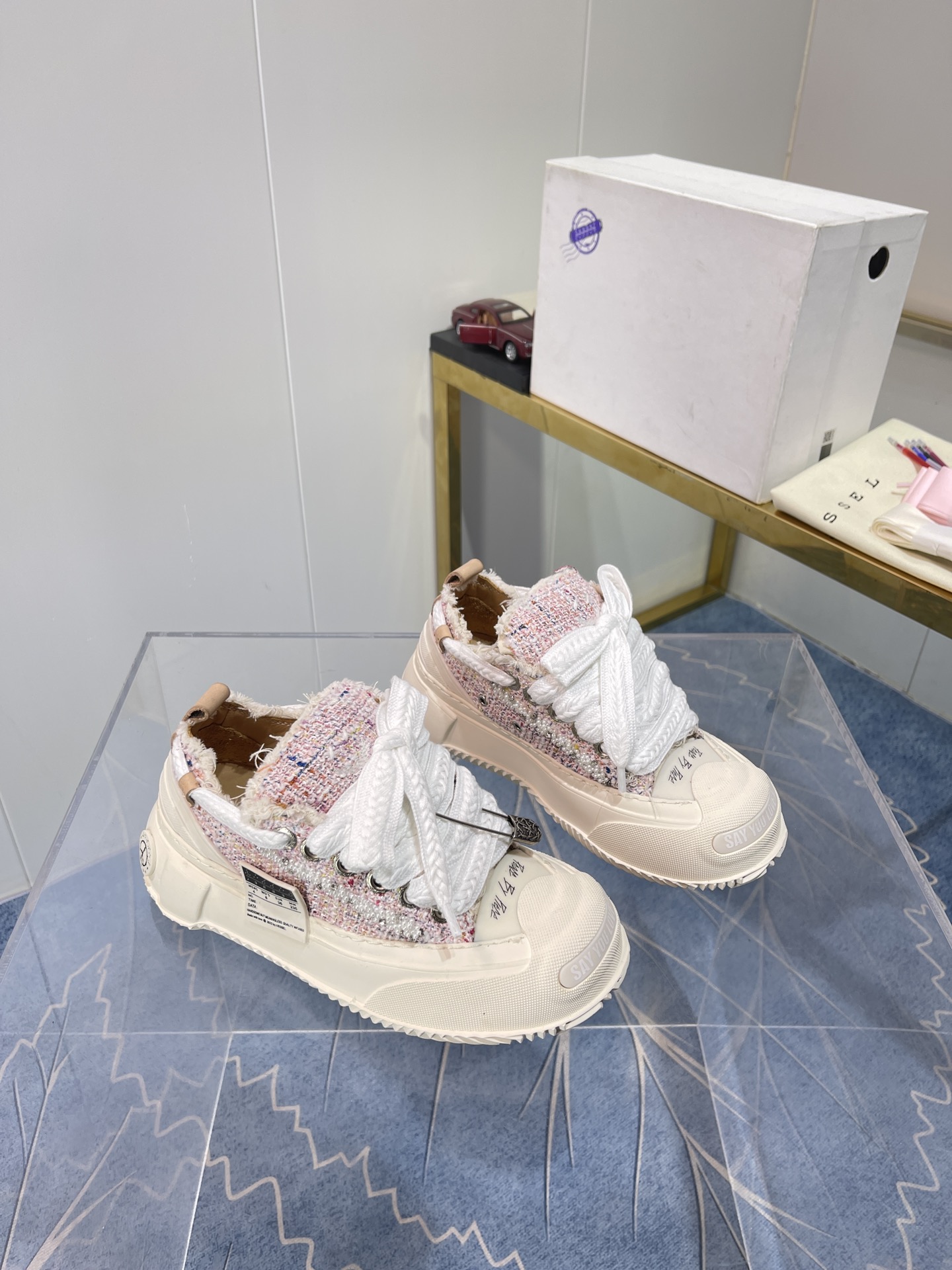 Xvesel-SmileRepublic: Autumn 2022 Collaboration with American Brand – Unique Beggars’ Shoes Collection - 图片 2