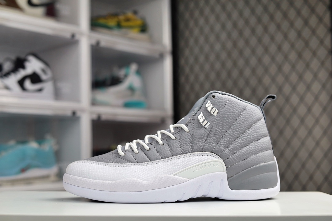 K0 纯原版本 Air Jordan 12 “Stealth” AJ12 乔12酷灰 鞋款以酷灰银、白色和冷灰色配色方案，鞋款与Air Jordan 12 OG “Obsidian” 配色类似的构造，，采用酷灰银色鞋面，白色鞋带、挡泥板覆盖层和橡胶鞋底，带有黑色细节以及金属银色孔眼完善了设计。