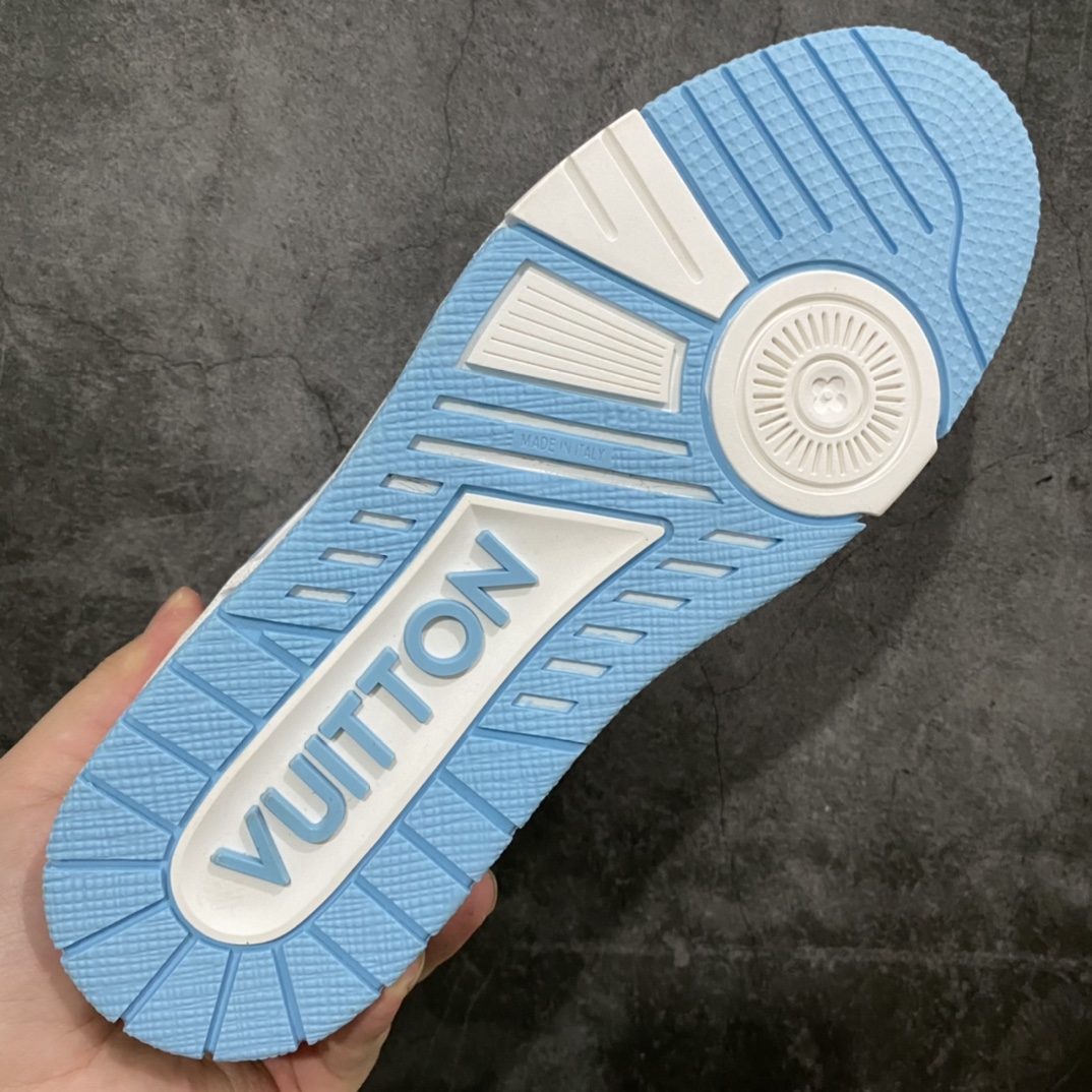 图片[9]-莞产最强版 LV Trainer白蓝 广州顶级版本 细节实拍如下所见即所得 非莆田档口货 可随意对比细节鞋型 无需过多文案描述 所有细节均可对标正品 原厂鞋舌尺码标 正确烫金字体 鞋舌厚度柔软度同步正品 原厂织麦标 一针一线纹路均同步正品 原厂刺绣立体饱满同步正品 原厂烫金手写logo 立体饱满有光泽 鞋头原厂皮料细腻柔软 原厂魔术贴 纹路清晰 原厂数据 字体粗细 大小光泽度同步正品 原厂空胶工艺 并非开胶同步正品 原厂中底布 logo清晰 原厂工艺爆裂效果 自然不刻意 一个后跟足矣秒杀所有 尺码：38-45-选品中心