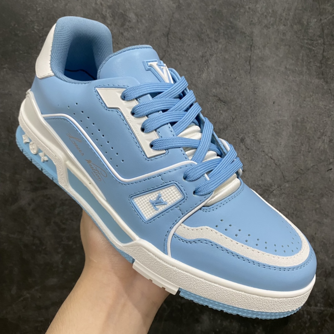 图片[3]-莞产最强版 LV Trainer白蓝 广州顶级版本 细节实拍如下所见即所得 非莆田档口货 可随意对比细节鞋型 无需过多文案描述 所有细节均可对标正品 原厂鞋舌尺码标 正确烫金字体 鞋舌厚度柔软度同步正品 原厂织麦标 一针一线纹路均同步正品 原厂刺绣立体饱满同步正品 原厂烫金手写logo 立体饱满有光泽 鞋头原厂皮料细腻柔软 原厂魔术贴 纹路清晰 原厂数据 字体粗细 大小光泽度同步正品 原厂空胶工艺 并非开胶同步正品 原厂中底布 logo清晰 原厂工艺爆裂效果 自然不刻意 一个后跟足矣秒杀所有 尺码：38-45-选品中心