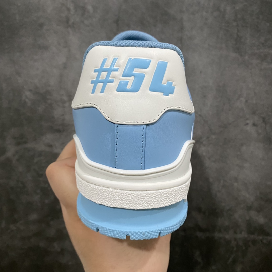 图片[4]-莞产最强版 LV Trainer白蓝 广州顶级版本 细节实拍如下所见即所得 非莆田档口货 可随意对比细节鞋型 无需过多文案描述 所有细节均可对标正品 原厂鞋舌尺码标 正确烫金字体 鞋舌厚度柔软度同步正品 原厂织麦标 一针一线纹路均同步正品 原厂刺绣立体饱满同步正品 原厂烫金手写logo 立体饱满有光泽 鞋头原厂皮料细腻柔软 原厂魔术贴 纹路清晰 原厂数据 字体粗细 大小光泽度同步正品 原厂空胶工艺 并非开胶同步正品 原厂中底布 logo清晰 原厂工艺爆裂效果 自然不刻意 一个后跟足矣秒杀所有 尺码：38-45-选品中心