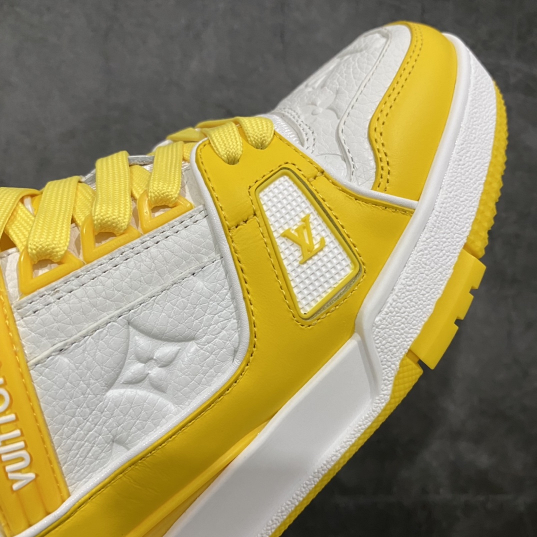 图片[6]-莞产最强版 LV Trainer白黄 广州顶级版本 细节实拍如下所见即所得 非莆田档口货 可随意对比细节鞋型 无需过多文案描述 所有细节均可对标正品 原厂鞋舌尺码标 正确字体 鞋舌厚度柔软度同步正品 原厂织麦标 一针一线纹路均同步正品 鞋头原厂皮料细腻柔软 原厂数据 字体粗细 大小光泽度同步正品 原厂空胶工艺 并非开胶同步正品 原厂中底布 logo清晰 一个后跟足矣秒杀所有 尺码：36-45-选品中心