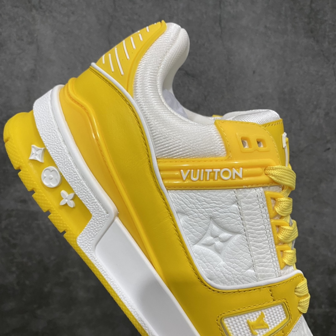 图片[7]-莞产最强版 LV Trainer白黄 广州顶级版本 细节实拍如下所见即所得 非莆田档口货 可随意对比细节鞋型 无需过多文案描述 所有细节均可对标正品 原厂鞋舌尺码标 正确字体 鞋舌厚度柔软度同步正品 原厂织麦标 一针一线纹路均同步正品 鞋头原厂皮料细腻柔软 原厂数据 字体粗细 大小光泽度同步正品 原厂空胶工艺 并非开胶同步正品 原厂中底布 logo清晰 一个后跟足矣秒杀所有 尺码：36-45-选品中心