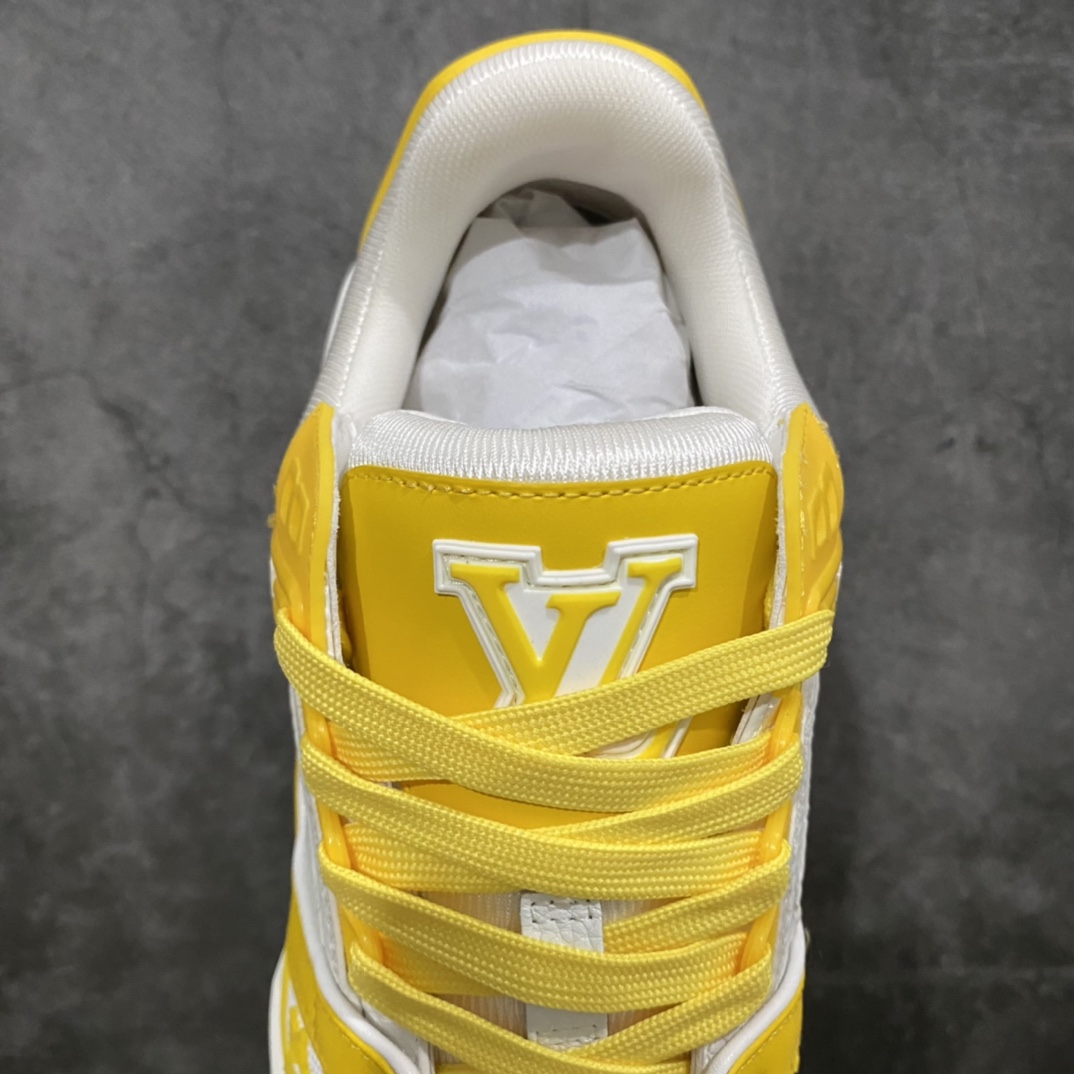图片[8]-莞产最强版 LV Trainer白黄 广州顶级版本 细节实拍如下所见即所得 非莆田档口货 可随意对比细节鞋型 无需过多文案描述 所有细节均可对标正品 原厂鞋舌尺码标 正确字体 鞋舌厚度柔软度同步正品 原厂织麦标 一针一线纹路均同步正品 鞋头原厂皮料细腻柔软 原厂数据 字体粗细 大小光泽度同步正品 原厂空胶工艺 并非开胶同步正品 原厂中底布 logo清晰 一个后跟足矣秒杀所有 尺码：36-45-选品中心