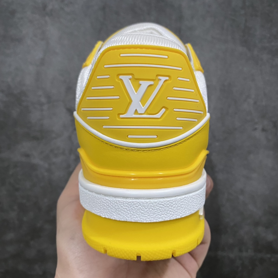 图片[4]-莞产最强版 LV Trainer白黄 广州顶级版本 细节实拍如下所见即所得 非莆田档口货 可随意对比细节鞋型 无需过多文案描述 所有细节均可对标正品 原厂鞋舌尺码标 正确字体 鞋舌厚度柔软度同步正品 原厂织麦标 一针一线纹路均同步正品 鞋头原厂皮料细腻柔软 原厂数据 字体粗细 大小光泽度同步正品 原厂空胶工艺 并非开胶同步正品 原厂中底布 logo清晰 一个后跟足矣秒杀所有 尺码：36-45-选品中心