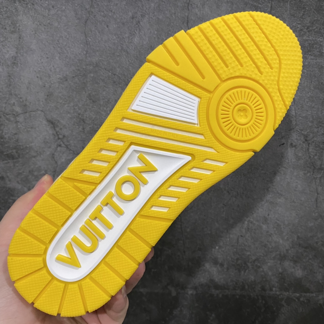 图片[9]-莞产最强版 LV Trainer白黄 广州顶级版本 细节实拍如下所见即所得 非莆田档口货 可随意对比细节鞋型 无需过多文案描述 所有细节均可对标正品 原厂鞋舌尺码标 正确字体 鞋舌厚度柔软度同步正品 原厂织麦标 一针一线纹路均同步正品 鞋头原厂皮料细腻柔软 原厂数据 字体粗细 大小光泽度同步正品 原厂空胶工艺 并非开胶同步正品 原厂中底布 logo清晰 一个后跟足矣秒杀所有 尺码：36-45-选品中心