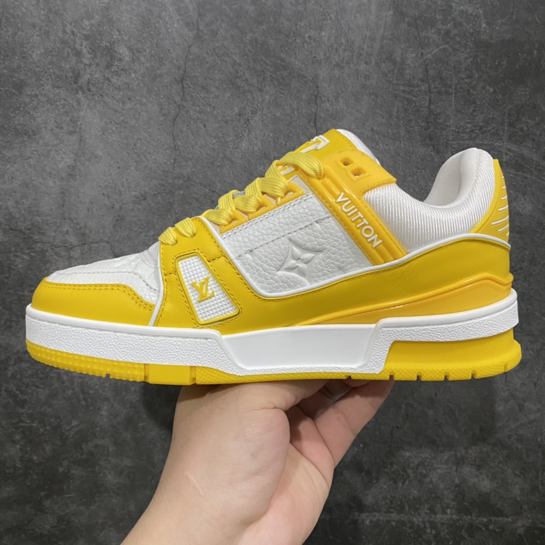 图片[2]-莞产最强版 LV Trainer白黄 广州顶级版本 细节实拍如下所见即所得 非莆田档口货 可随意对比细节鞋型 无需过多文案描述 所有细节均可对标正品 原厂鞋舌尺码标 正确字体 鞋舌厚度柔软度同步正品 原厂织麦标 一针一线纹路均同步正品 鞋头原厂皮料细腻柔软 原厂数据 字体粗细 大小光泽度同步正品 原厂空胶工艺 并非开胶同步正品 原厂中底布 logo清晰 一个后跟足矣秒杀所有 尺码：36-45-选品中心