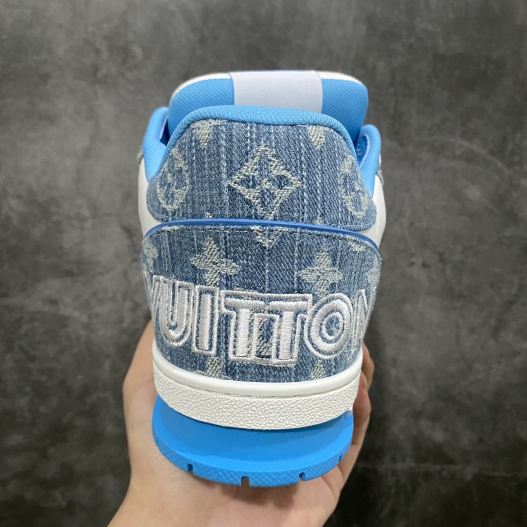 图片[4]-莞产顶级LV Trainer路易威登2022最新款 代购级别 牛仔魔术贴运动鞋 白蓝牛仔 原厂同质感小牛皮，原厂牛仔布 老花图案对点对点对位 匠心缝纫成就繁复结构，原底开模 注胶外底TPU 多层组合大底 鞋舌和侧面饰有 LV 字母，侧面饰有 Vuitton 标识，外底饰有 Monogram 花卉，均为1：1定制 尺码：女35-40（40定做不退不换） 男39-45 (45定做不退不换）-选品中心