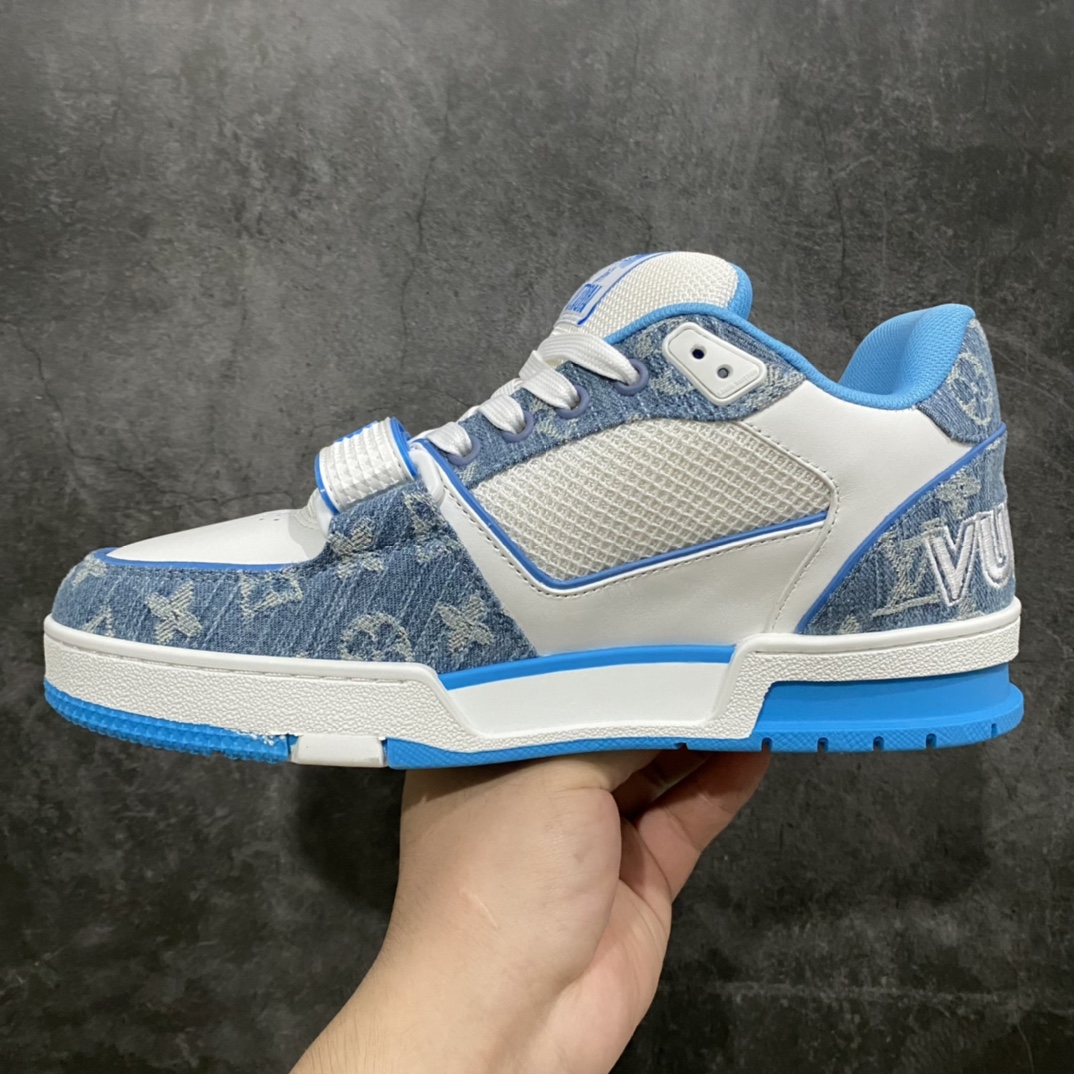 图片[2]-莞产顶级LV Trainer路易威登2022最新款 代购级别 牛仔魔术贴运动鞋 白蓝牛仔 原厂同质感小牛皮，原厂牛仔布 老花图案对点对点对位 匠心缝纫成就繁复结构，原底开模 注胶外底TPU 多层组合大底 鞋舌和侧面饰有 LV 字母，侧面饰有 Vuitton 标识，外底饰有 Monogram 花卉，均为1：1定制 尺码：女35-40（40定做不退不换） 男39-45 (45定做不退不换）-选品中心