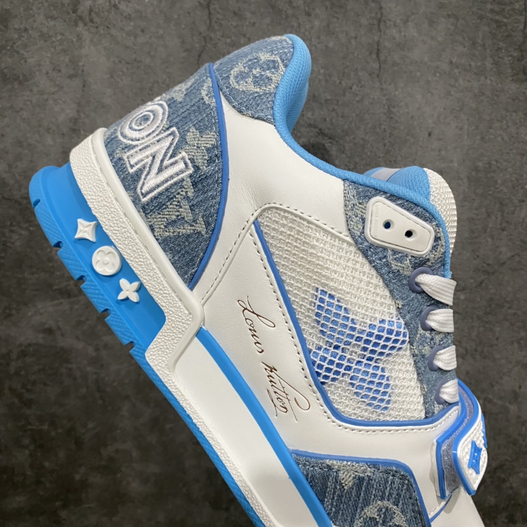 图片[7]-莞产顶级LV Trainer路易威登2022最新款 代购级别 牛仔魔术贴运动鞋 白蓝牛仔 原厂同质感小牛皮，原厂牛仔布 老花图案对点对点对位 匠心缝纫成就繁复结构，原底开模 注胶外底TPU 多层组合大底 鞋舌和侧面饰有 LV 字母，侧面饰有 Vuitton 标识，外底饰有 Monogram 花卉，均为1：1定制 尺码：女35-40（40定做不退不换） 男39-45 (45定做不退不换）-选品中心