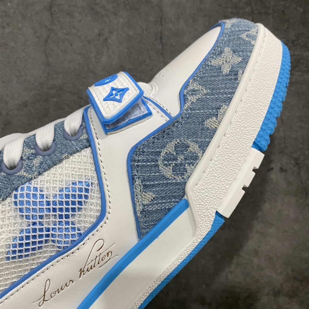 图片[6]-莞产顶级LV Trainer路易威登2022最新款 代购级别 牛仔魔术贴运动鞋 白蓝牛仔 原厂同质感小牛皮，原厂牛仔布 老花图案对点对点对位 匠心缝纫成就繁复结构，原底开模 注胶外底TPU 多层组合大底 鞋舌和侧面饰有 LV 字母，侧面饰有 Vuitton 标识，外底饰有 Monogram 花卉，均为1：1定制 尺码：女35-40（40定做不退不换） 男39-45 (45定做不退不换）-选品中心