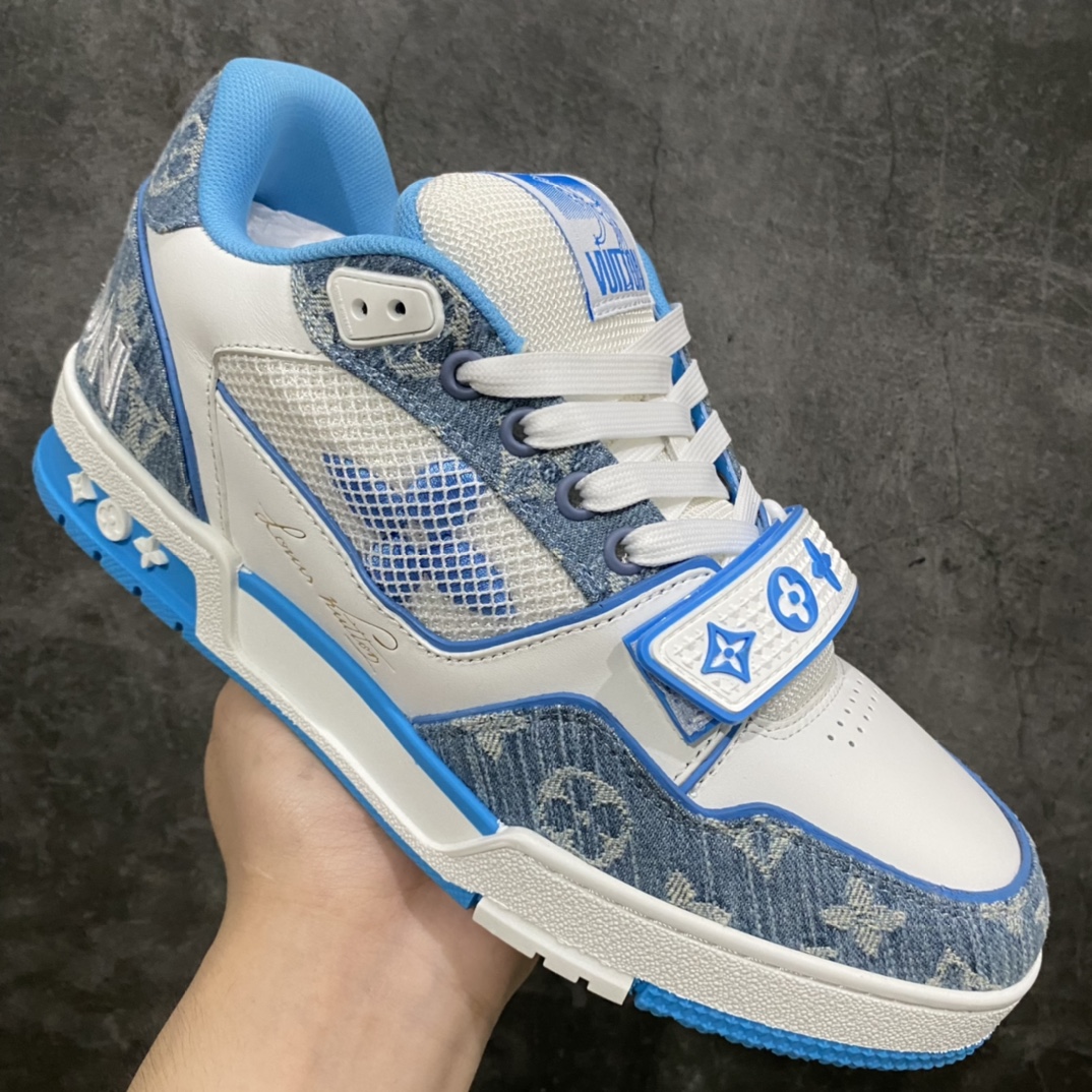 图片[3]-莞产顶级LV Trainer路易威登2022最新款 代购级别 牛仔魔术贴运动鞋 白蓝牛仔 原厂同质感小牛皮，原厂牛仔布 老花图案对点对点对位 匠心缝纫成就繁复结构，原底开模 注胶外底TPU 多层组合大底 鞋舌和侧面饰有 LV 字母，侧面饰有 Vuitton 标识，外底饰有 Monogram 花卉，均为1：1定制 尺码：女35-40（40定做不退不换） 男39-45 (45定做不退不换）-选品中心