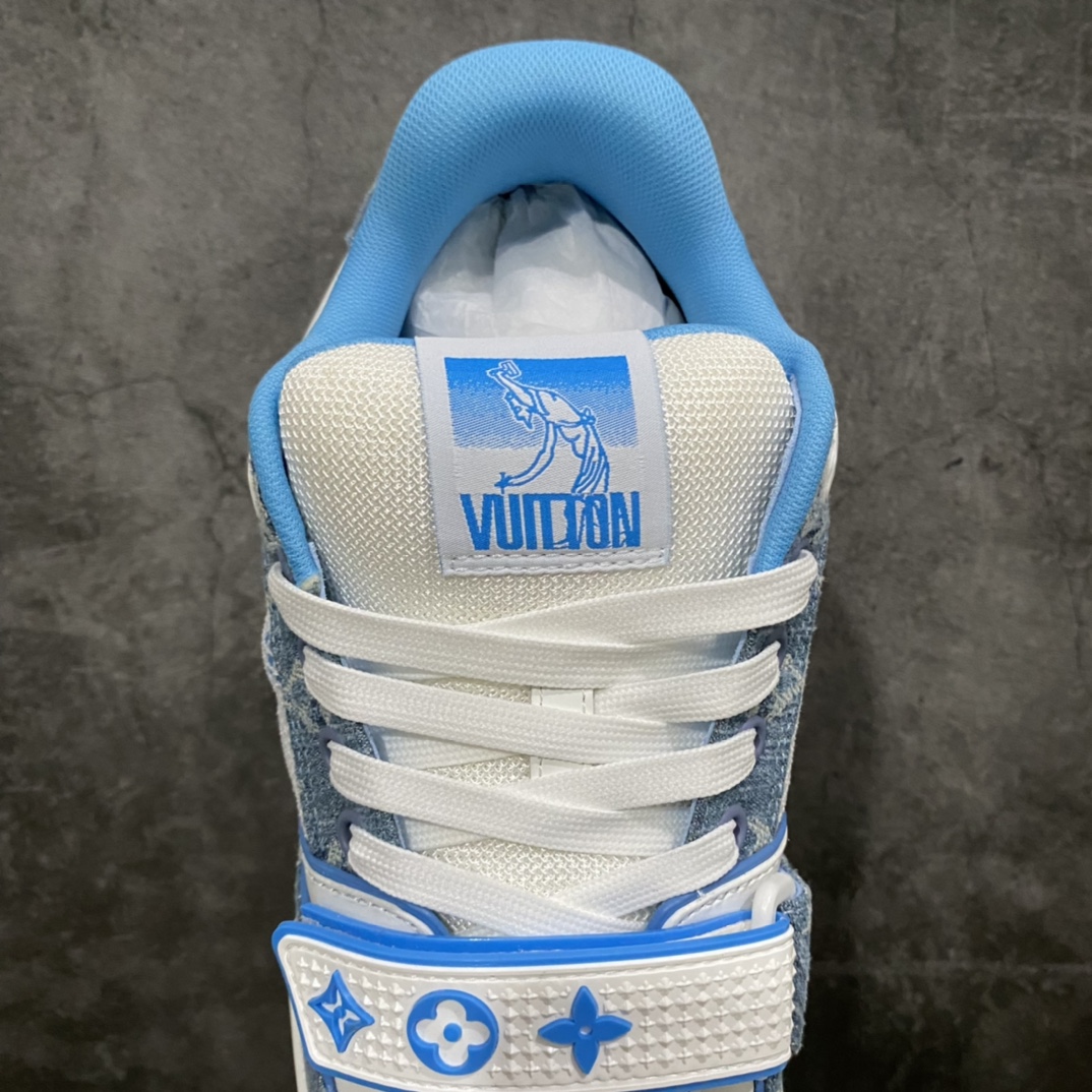 图片[8]-莞产顶级LV Trainer路易威登2022最新款 代购级别 牛仔魔术贴运动鞋 白蓝牛仔 原厂同质感小牛皮，原厂牛仔布 老花图案对点对点对位 匠心缝纫成就繁复结构，原底开模 注胶外底TPU 多层组合大底 鞋舌和侧面饰有 LV 字母，侧面饰有 Vuitton 标识，外底饰有 Monogram 花卉，均为1：1定制 尺码：女35-40（40定做不退不换） 男39-45 (45定做不退不换）-选品中心