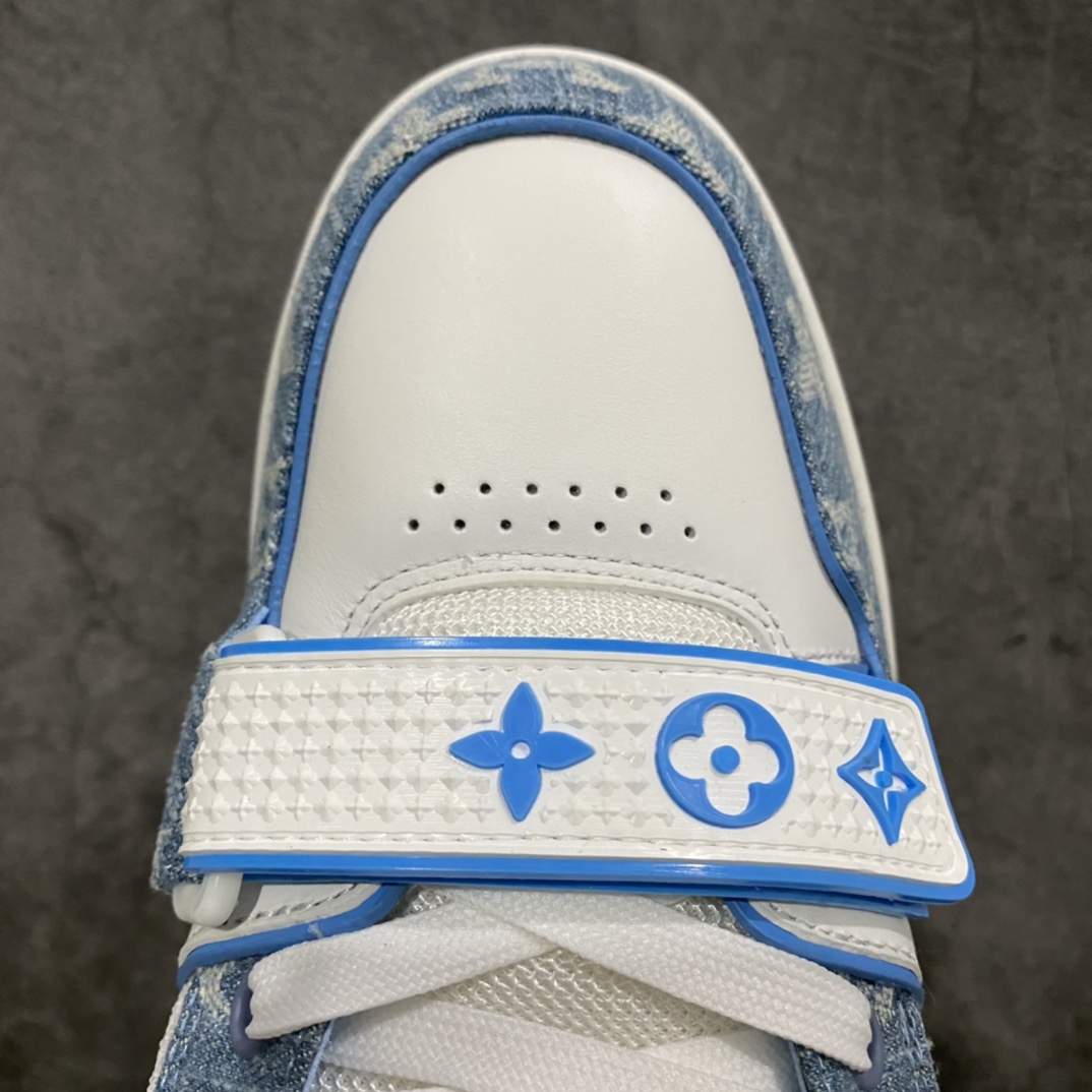 图片[5]-莞产顶级LV Trainer路易威登2022最新款 代购级别 牛仔魔术贴运动鞋 白蓝牛仔 原厂同质感小牛皮，原厂牛仔布 老花图案对点对点对位 匠心缝纫成就繁复结构，原底开模 注胶外底TPU 多层组合大底 鞋舌和侧面饰有 LV 字母，侧面饰有 Vuitton 标识，外底饰有 Monogram 花卉，均为1：1定制 尺码：女35-40（40定做不退不换） 男39-45 (45定做不退不换）-选品中心