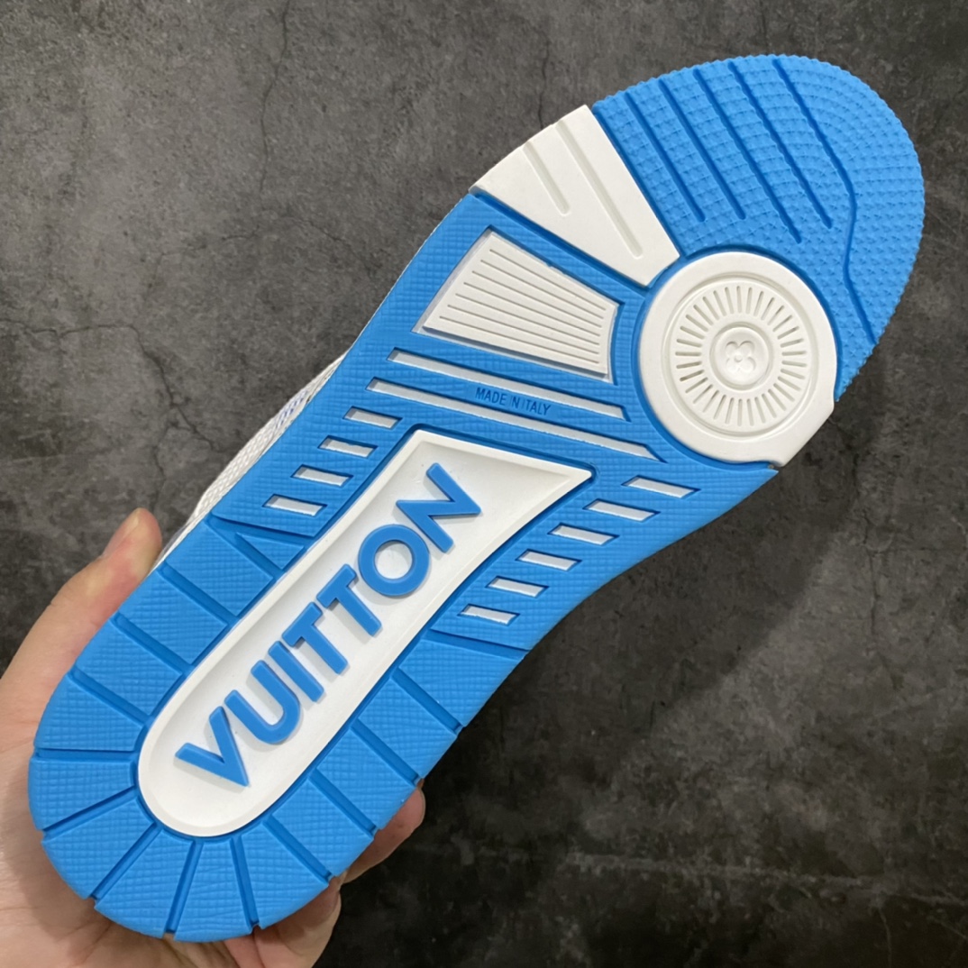 图片[9]-莞产顶级LV Trainer路易威登2022最新款 代购级别 牛仔魔术贴运动鞋 白蓝牛仔 原厂同质感小牛皮，原厂牛仔布 老花图案对点对点对位 匠心缝纫成就繁复结构，原底开模 注胶外底TPU 多层组合大底 鞋舌和侧面饰有 LV 字母，侧面饰有 Vuitton 标识，外底饰有 Monogram 花卉，均为1：1定制 尺码：女35-40（40定做不退不换） 男39-45 (45定做不退不换）-选品中心