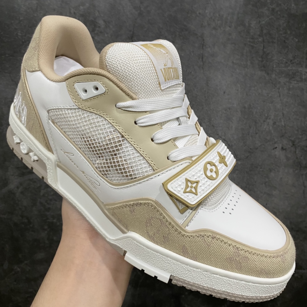 图片[3]-莞产顶级LV Trainer路易威登2022最新款 代购级别 牛仔魔术贴运动鞋 白卡其 原厂同质感小牛皮，原厂牛仔布 老花图案对点对点对位 匠心缝纫成就繁复结构，原底开模 注胶外底TPU 多层组合大底 鞋舌和侧面饰有 LV 字母，侧面饰有 Vuitton 标识，外底饰有 Monogram 花卉，均为1：1定制 尺码：女35-40（40定做不退不换） 男39-45 (45定做不退不换）-选品中心