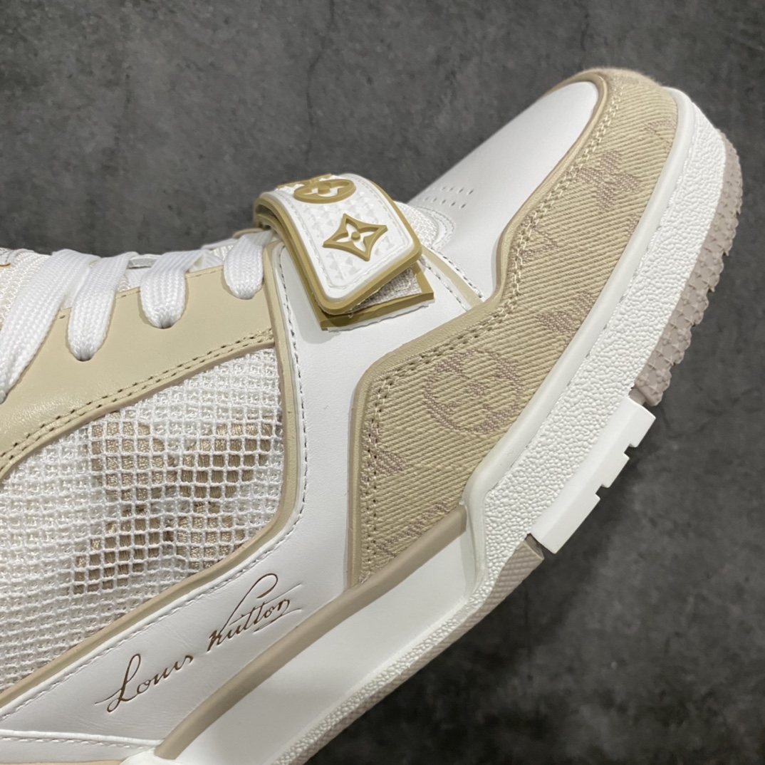 图片[6]-莞产顶级LV Trainer路易威登2022最新款 代购级别 牛仔魔术贴运动鞋 白卡其 原厂同质感小牛皮，原厂牛仔布 老花图案对点对点对位 匠心缝纫成就繁复结构，原底开模 注胶外底TPU 多层组合大底 鞋舌和侧面饰有 LV 字母，侧面饰有 Vuitton 标识，外底饰有 Monogram 花卉，均为1：1定制 尺码：女35-40（40定做不退不换） 男39-45 (45定做不退不换）-选品中心