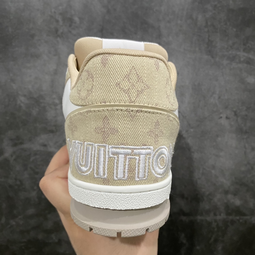 图片[4]-莞产顶级LV Trainer路易威登2022最新款 代购级别 牛仔魔术贴运动鞋 白卡其 原厂同质感小牛皮，原厂牛仔布 老花图案对点对点对位 匠心缝纫成就繁复结构，原底开模 注胶外底TPU 多层组合大底 鞋舌和侧面饰有 LV 字母，侧面饰有 Vuitton 标识，外底饰有 Monogram 花卉，均为1：1定制 尺码：女35-40（40定做不退不换） 男39-45 (45定做不退不换）-选品中心