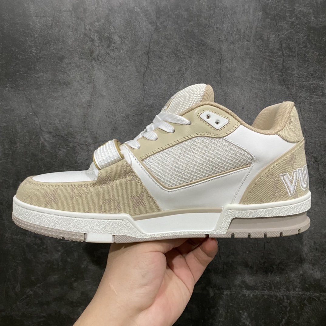 图片[2]-莞产顶级LV Trainer路易威登2022最新款 代购级别 牛仔魔术贴运动鞋 白卡其 原厂同质感小牛皮，原厂牛仔布 老花图案对点对点对位 匠心缝纫成就繁复结构，原底开模 注胶外底TPU 多层组合大底 鞋舌和侧面饰有 LV 字母，侧面饰有 Vuitton 标识，外底饰有 Monogram 花卉，均为1：1定制 尺码：女35-40（40定做不退不换） 男39-45 (45定做不退不换）-选品中心