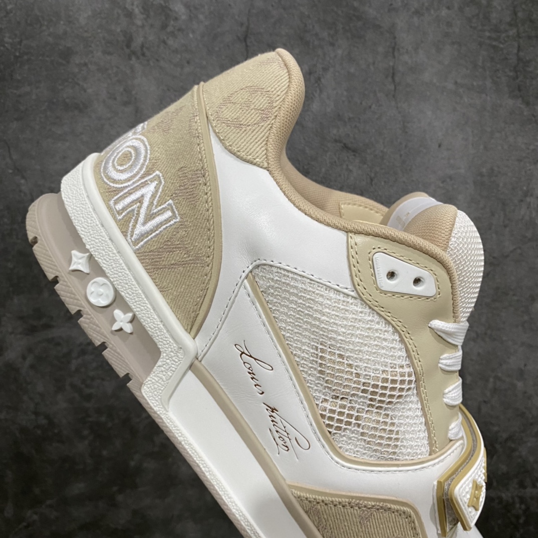 图片[7]-莞产顶级LV Trainer路易威登2022最新款 代购级别 牛仔魔术贴运动鞋 白卡其 原厂同质感小牛皮，原厂牛仔布 老花图案对点对点对位 匠心缝纫成就繁复结构，原底开模 注胶外底TPU 多层组合大底 鞋舌和侧面饰有 LV 字母，侧面饰有 Vuitton 标识，外底饰有 Monogram 花卉，均为1：1定制 尺码：女35-40（40定做不退不换） 男39-45 (45定做不退不换）-选品中心