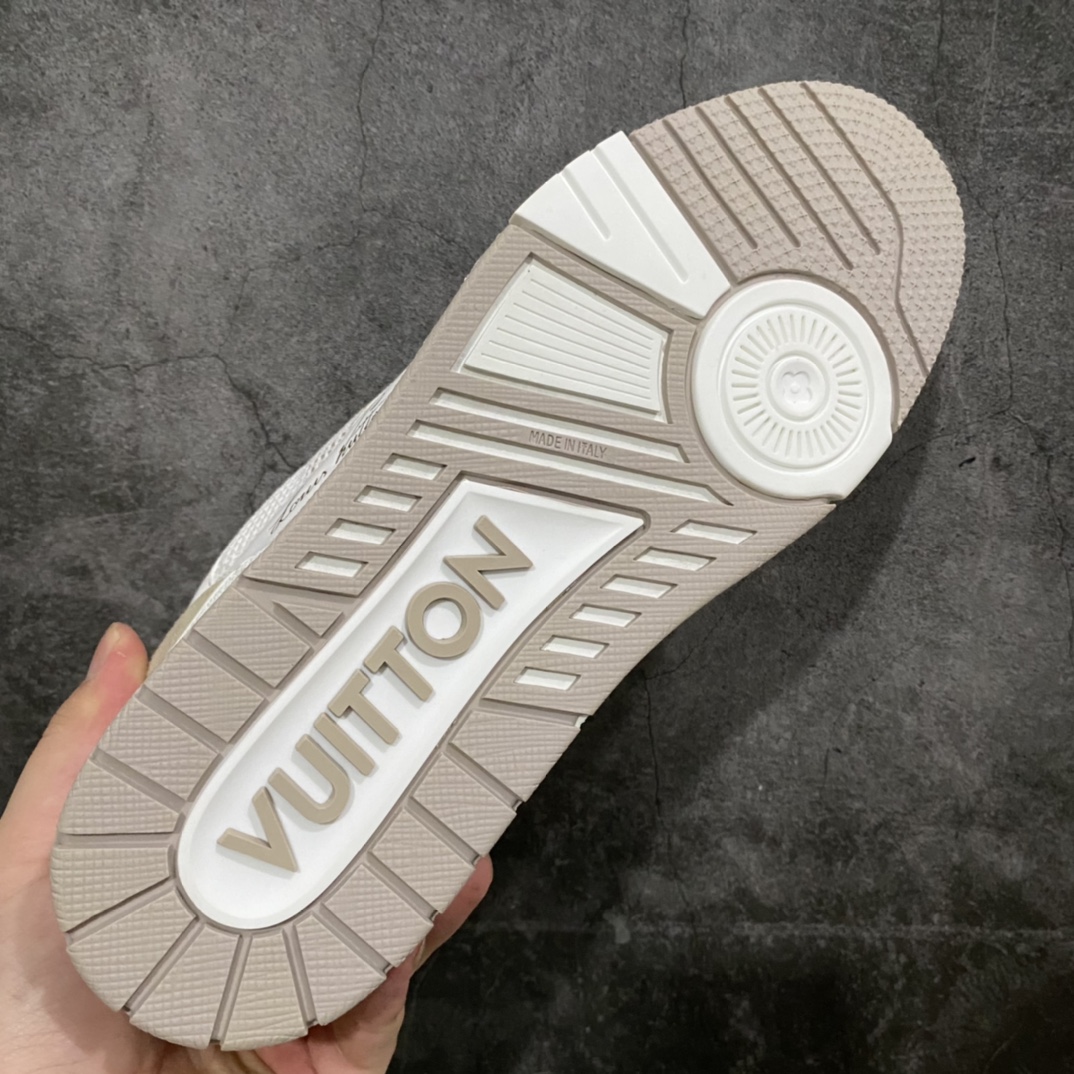 图片[9]-莞产顶级LV Trainer路易威登2022最新款 代购级别 牛仔魔术贴运动鞋 白卡其 原厂同质感小牛皮，原厂牛仔布 老花图案对点对点对位 匠心缝纫成就繁复结构，原底开模 注胶外底TPU 多层组合大底 鞋舌和侧面饰有 LV 字母，侧面饰有 Vuitton 标识，外底饰有 Monogram 花卉，均为1：1定制 尺码：女35-40（40定做不退不换） 男39-45 (45定做不退不换）-选品中心