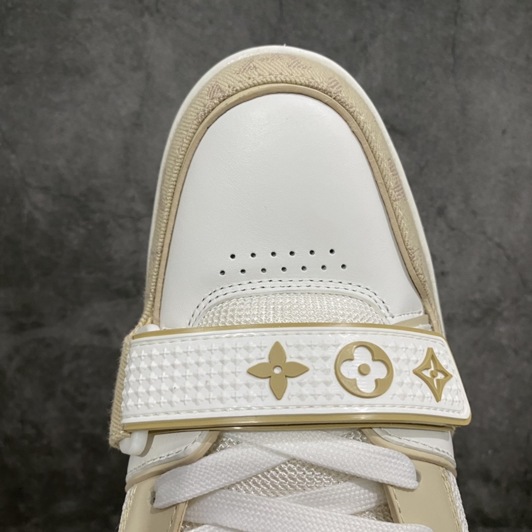 图片[5]-莞产顶级LV Trainer路易威登2022最新款 代购级别 牛仔魔术贴运动鞋 白卡其 原厂同质感小牛皮，原厂牛仔布 老花图案对点对点对位 匠心缝纫成就繁复结构，原底开模 注胶外底TPU 多层组合大底 鞋舌和侧面饰有 LV 字母，侧面饰有 Vuitton 标识，外底饰有 Monogram 花卉，均为1：1定制 尺码：女35-40（40定做不退不换） 男39-45 (45定做不退不换）-选品中心