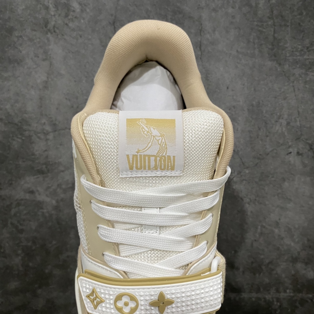 图片[8]-莞产顶级LV Trainer路易威登2022最新款 代购级别 牛仔魔术贴运动鞋 白卡其 原厂同质感小牛皮，原厂牛仔布 老花图案对点对点对位 匠心缝纫成就繁复结构，原底开模 注胶外底TPU 多层组合大底 鞋舌和侧面饰有 LV 字母，侧面饰有 Vuitton 标识，外底饰有 Monogram 花卉，均为1：1定制 尺码：女35-40（40定做不退不换） 男39-45 (45定做不退不换）-选品中心