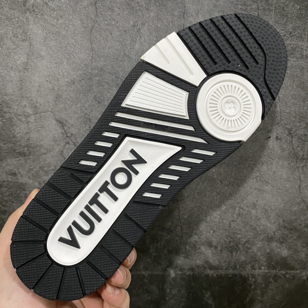 图片[9]-莞产顶级LV Trainer路易威登2022最新款 代购级别 牛仔魔术贴运动鞋 白黑牛仔 原厂同质感小牛皮，原厂牛仔布 老花图案对点对点对位 匠心缝纫成就繁复结构，原底开模 注胶外底TPU 多层组合大底 鞋舌和侧面饰有 LV 字母，侧面饰有 Vuitton 标识，外底饰有 Monogram 花卉，均为1：1定制 尺码：女35-40（40定做不退不换） 男39-45 (45定做不退不换）-选品中心