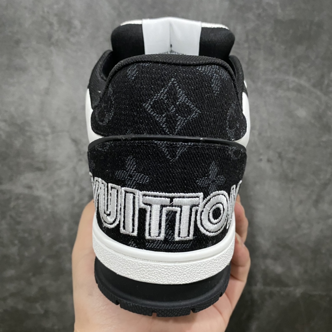 图片[4]-莞产顶级LV Trainer路易威登2022最新款 代购级别 牛仔魔术贴运动鞋 白黑牛仔 原厂同质感小牛皮，原厂牛仔布 老花图案对点对点对位 匠心缝纫成就繁复结构，原底开模 注胶外底TPU 多层组合大底 鞋舌和侧面饰有 LV 字母，侧面饰有 Vuitton 标识，外底饰有 Monogram 花卉，均为1：1定制 尺码：女35-40（40定做不退不换） 男39-45 (45定做不退不换）-选品中心