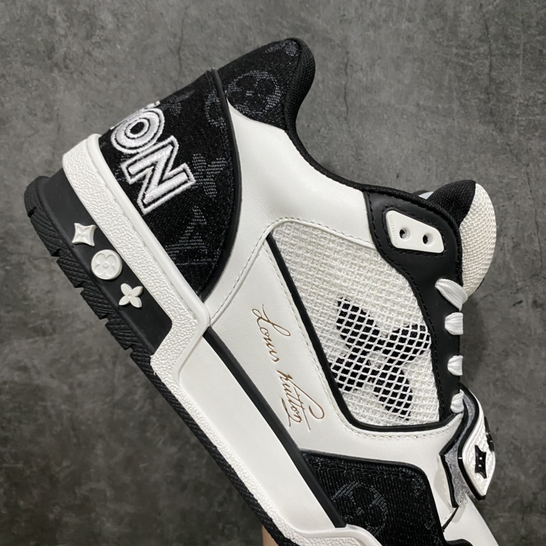 图片[7]-莞产顶级LV Trainer路易威登2022最新款 代购级别 牛仔魔术贴运动鞋 白黑牛仔 原厂同质感小牛皮，原厂牛仔布 老花图案对点对点对位 匠心缝纫成就繁复结构，原底开模 注胶外底TPU 多层组合大底 鞋舌和侧面饰有 LV 字母，侧面饰有 Vuitton 标识，外底饰有 Monogram 花卉，均为1：1定制 尺码：女35-40（40定做不退不换） 男39-45 (45定做不退不换）-选品中心